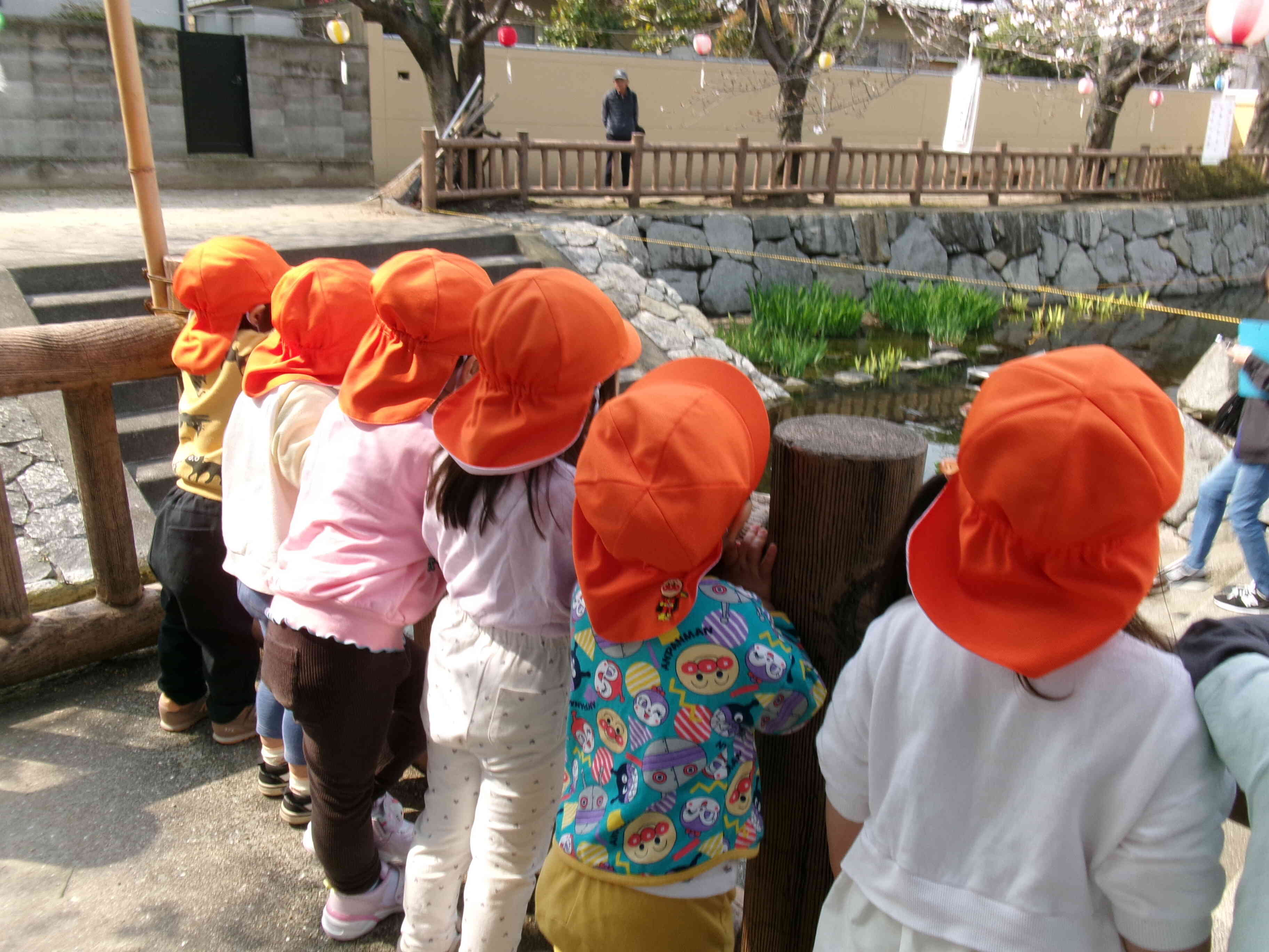 さくら咲く公園で、ちいさな春を見つけたよ！
