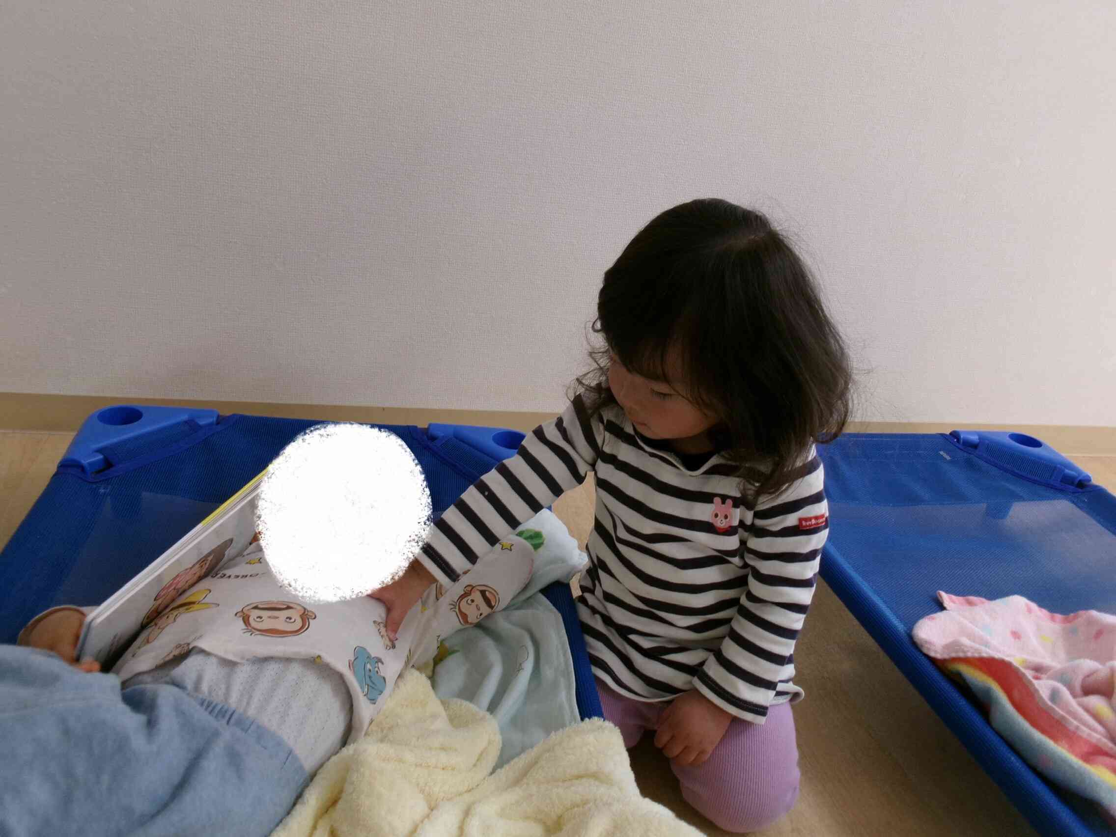 お昼寝の一コマ。お友だちをトントンして寝かしつけてくれているようです♡