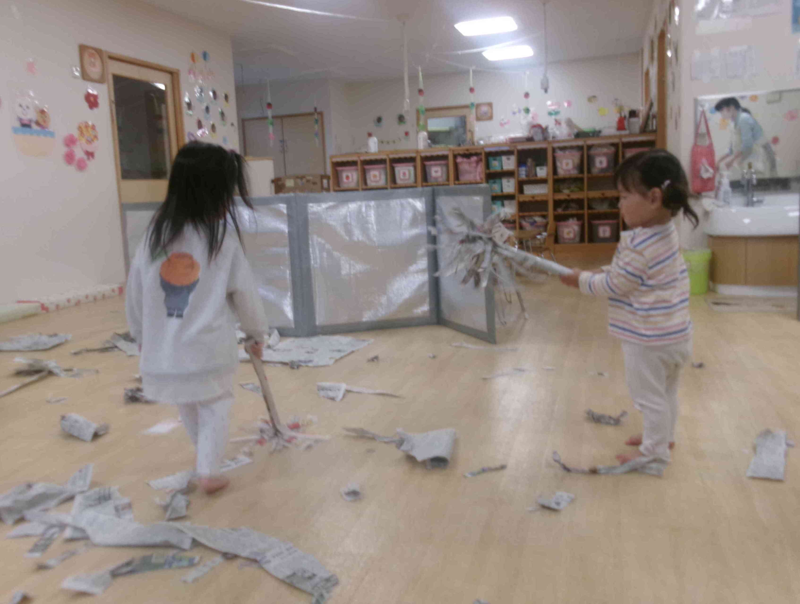 新聞ほうきでお掃除♪