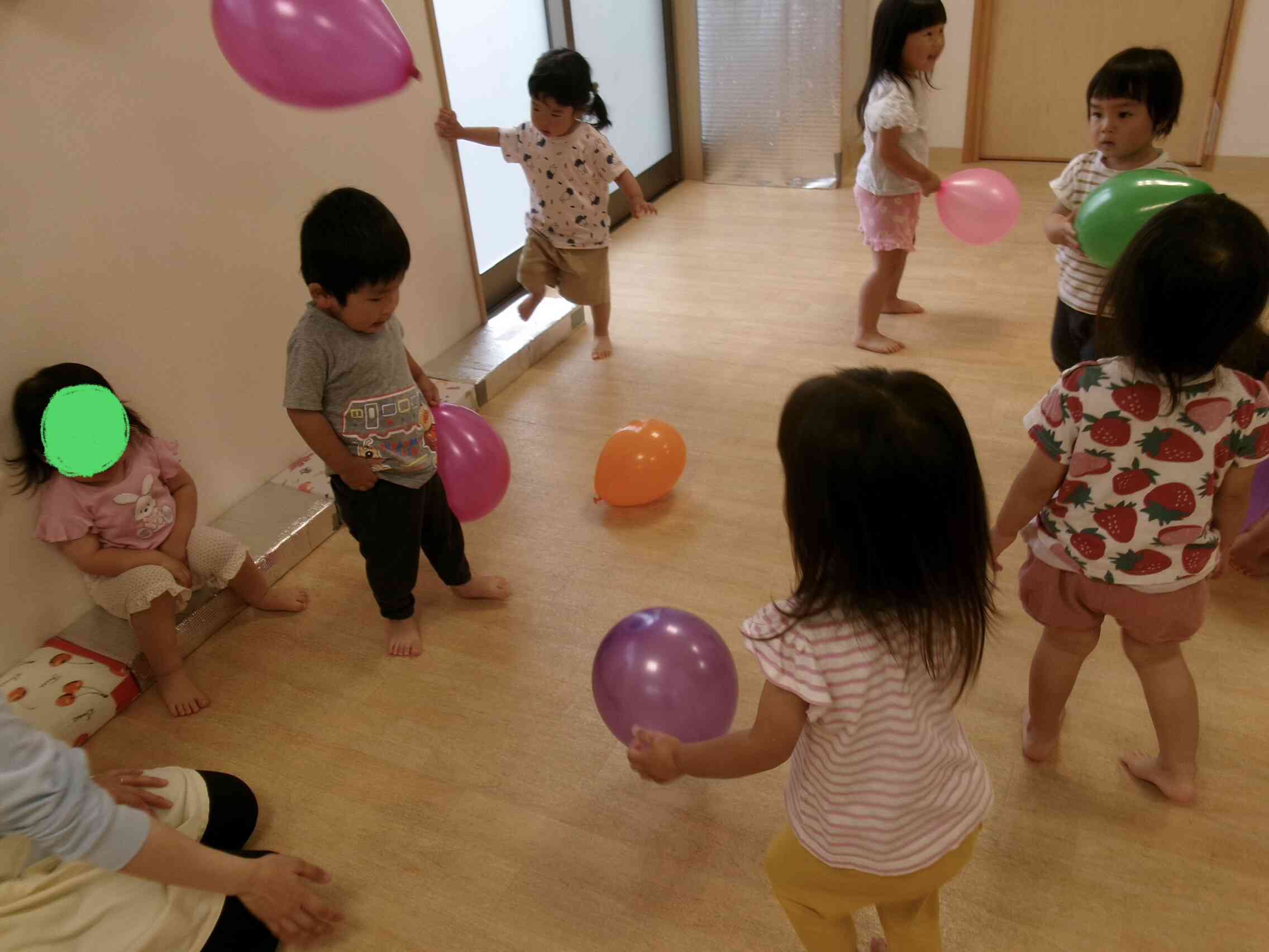 風船遊びをしたよ♩〜うさぎ・あひる組〜