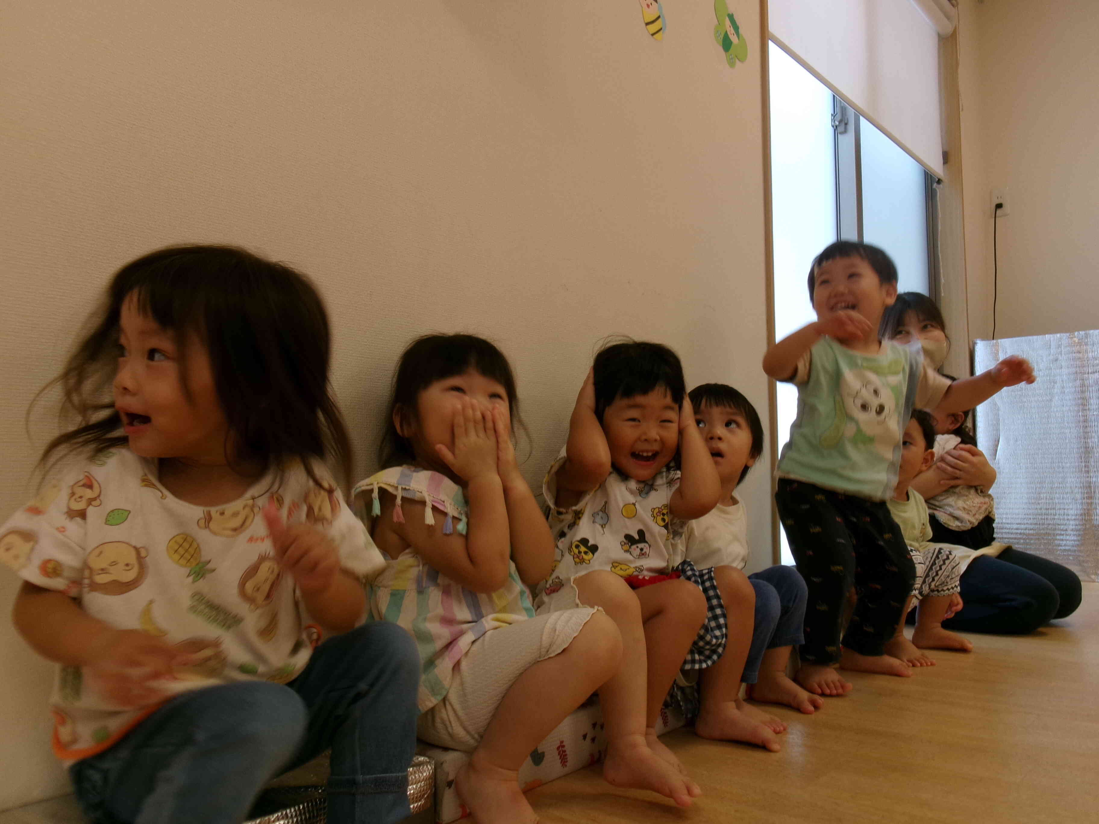 風船遊び〜あひる組（1歳児）・うさぎ組（2歳児）〜