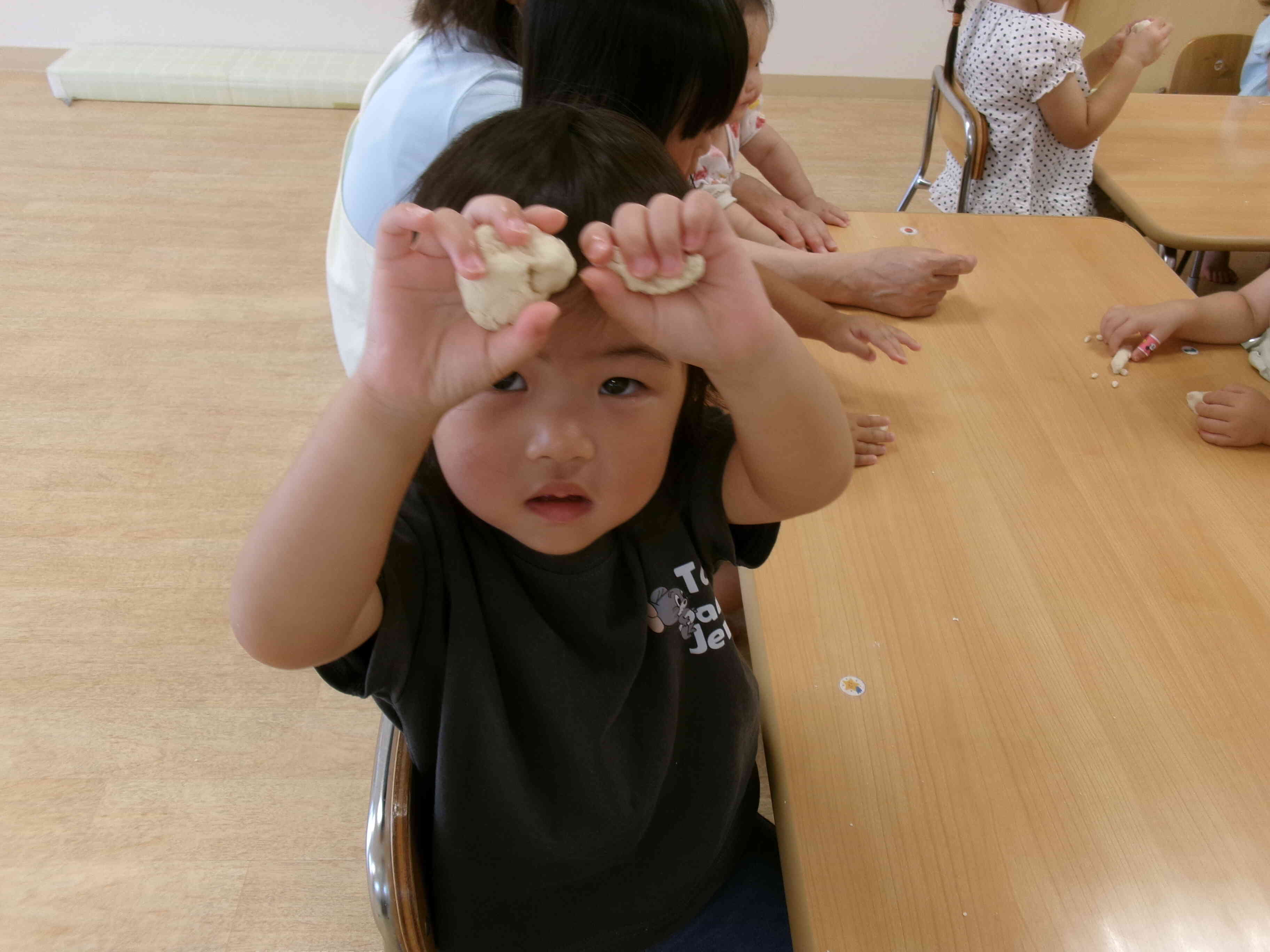 小麦粉粘土で遊んだよ〜あひる（１歳児）・うさぎ組（２歳児）〜