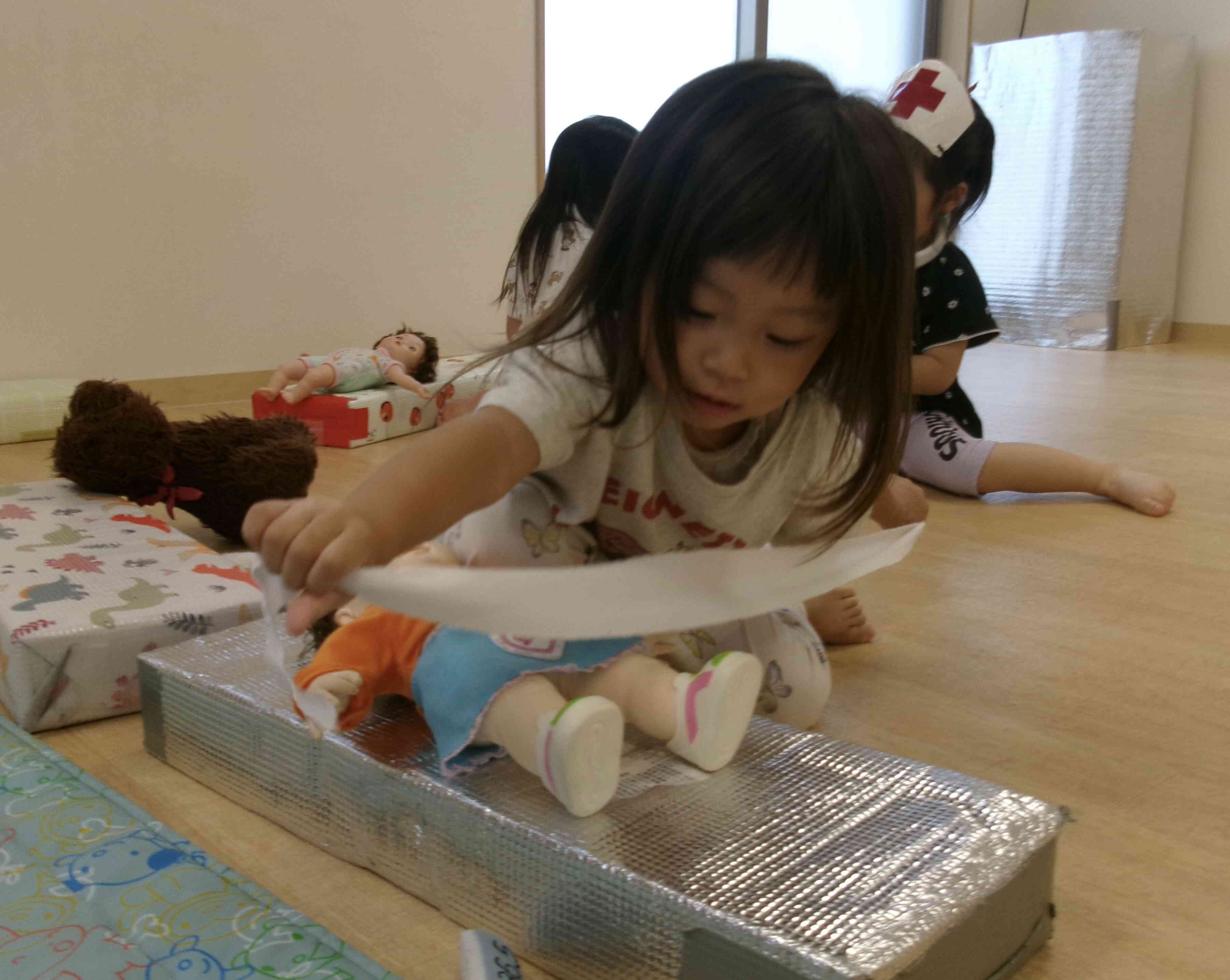 お医者さんごっこをしたよ〜あひる組(1歳児)・うさぎ組(2歳児)〜