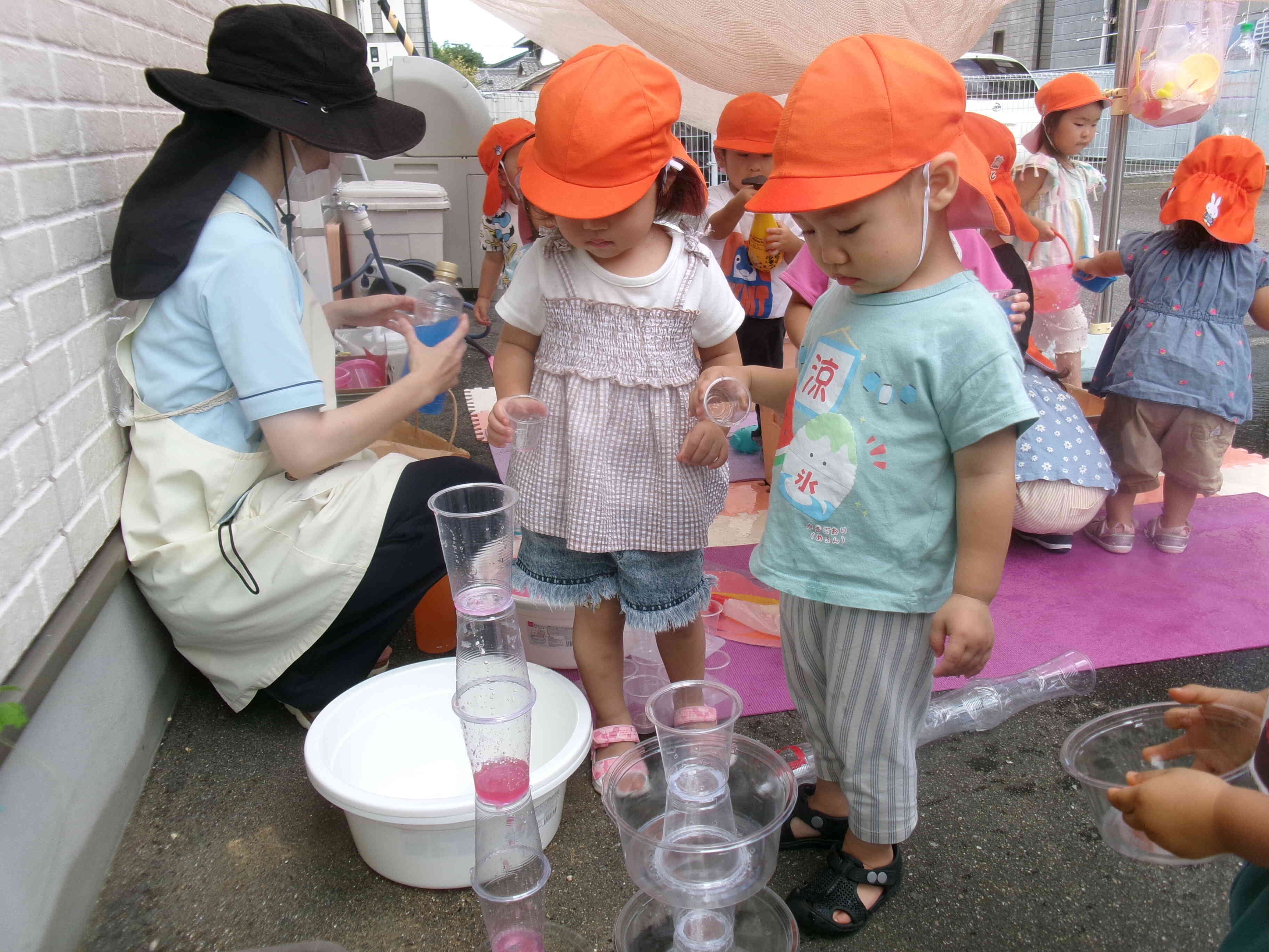 色水で遊んだよ〜あひる（1歳児）・うさぎ組（2歳児）〜
