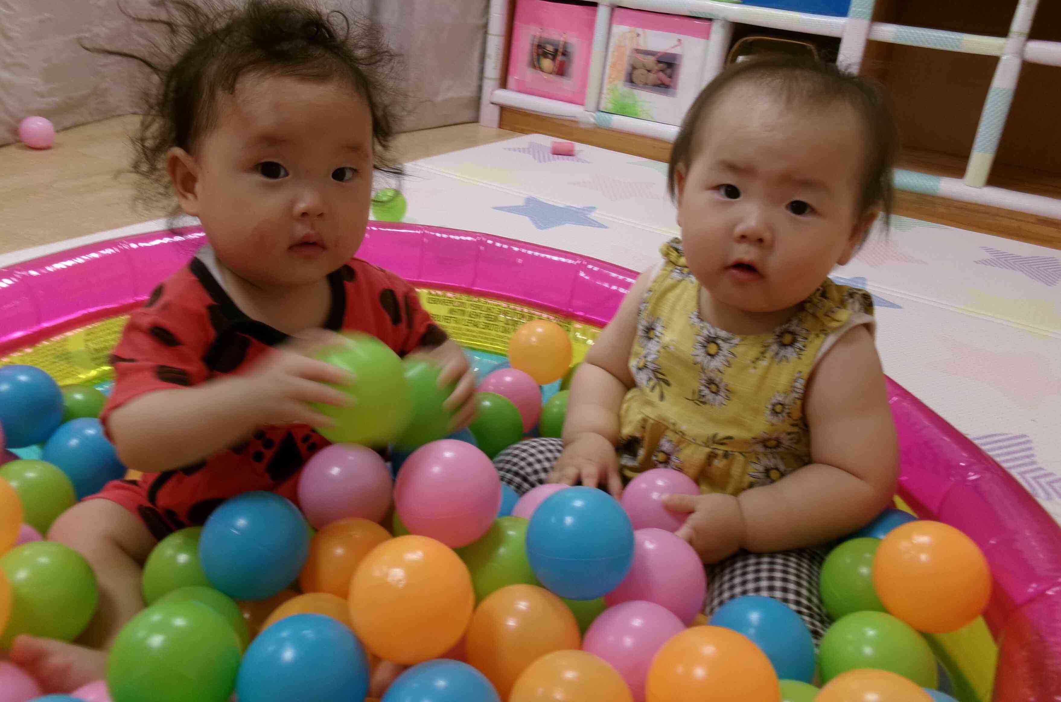 はじめて「ボールプール」で遊んだよ！（0歳児）