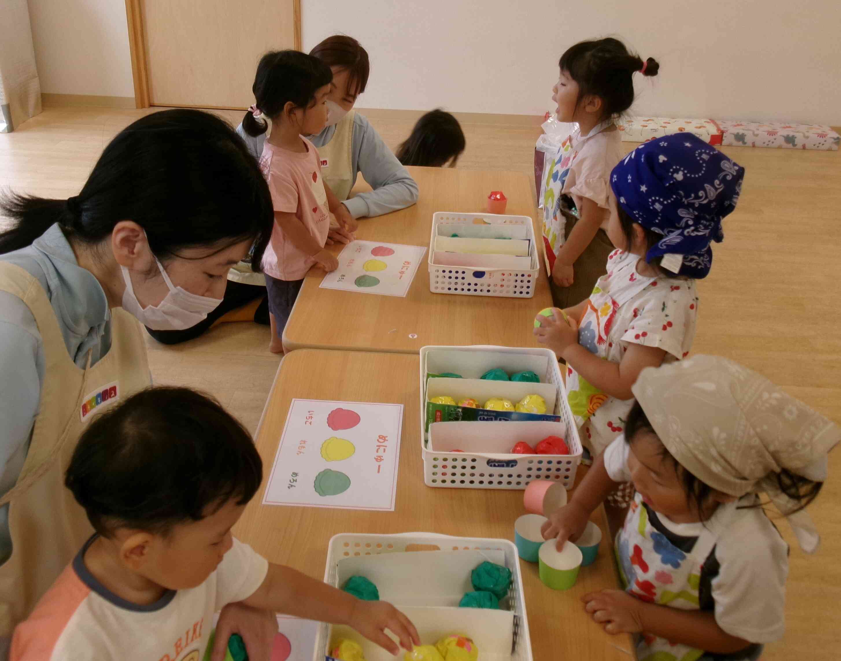「いらっしゃいませ！」「このアイスください！」：アイス屋さんごっこをしたよ（1，2歳児）