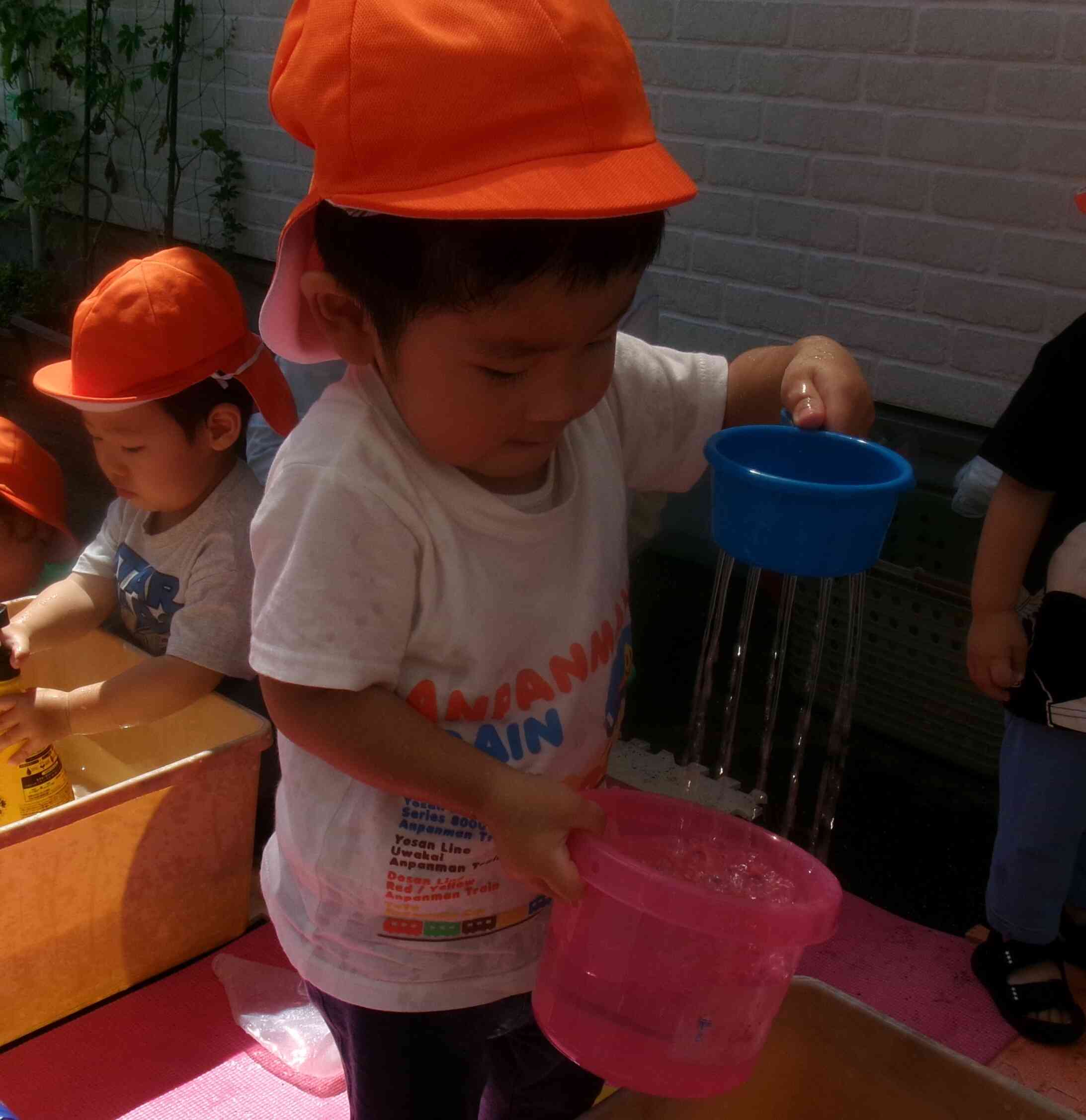 水遊びに夢中♩（2歳児）