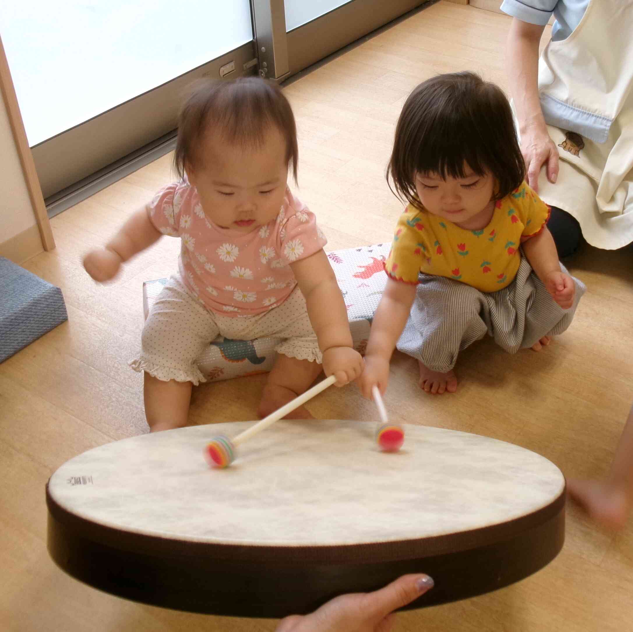 トントン！どんな音がするかな？（０歳児）