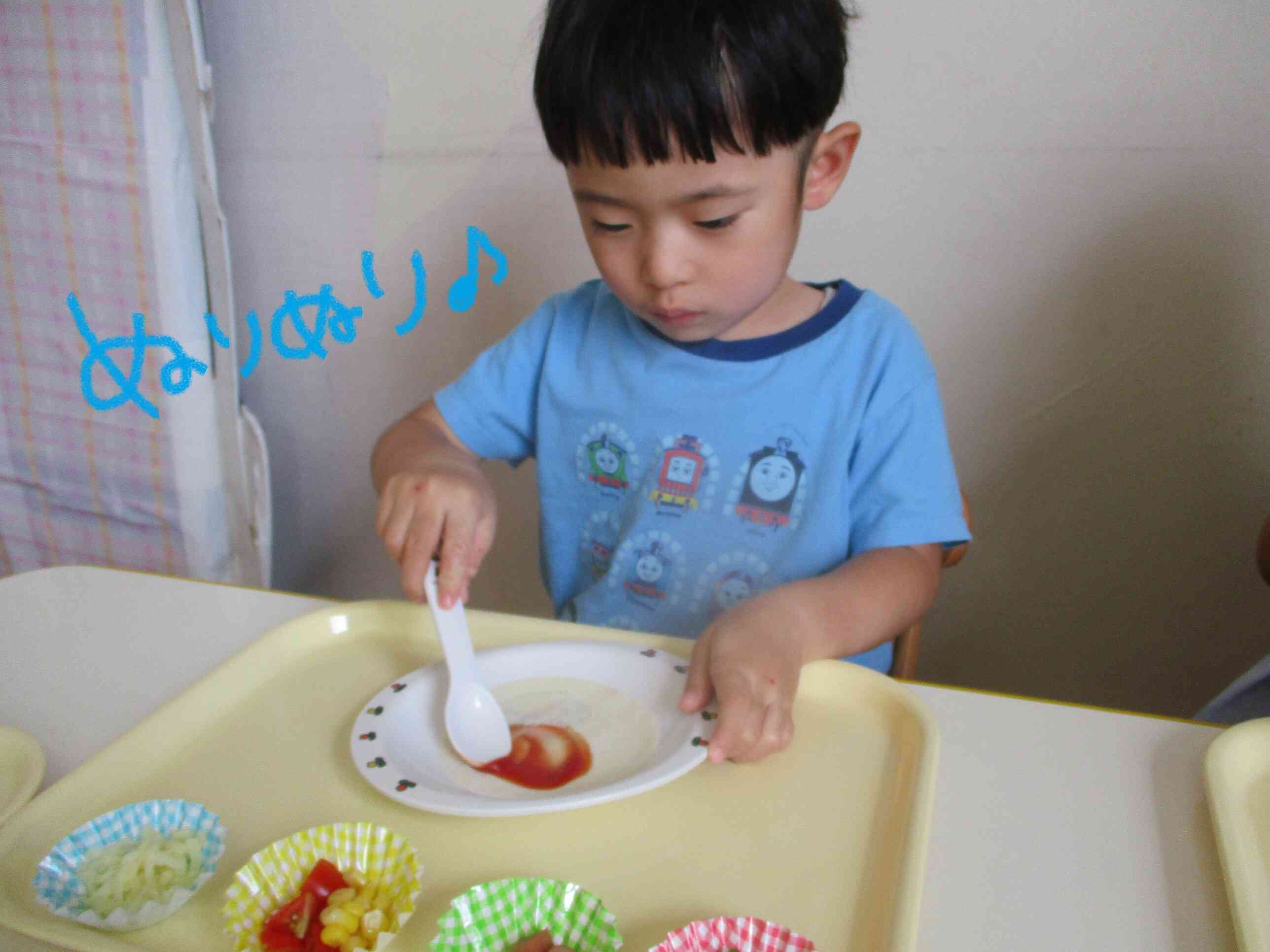 りんご組さん(2歳児)ピザ作りに挑戦!!