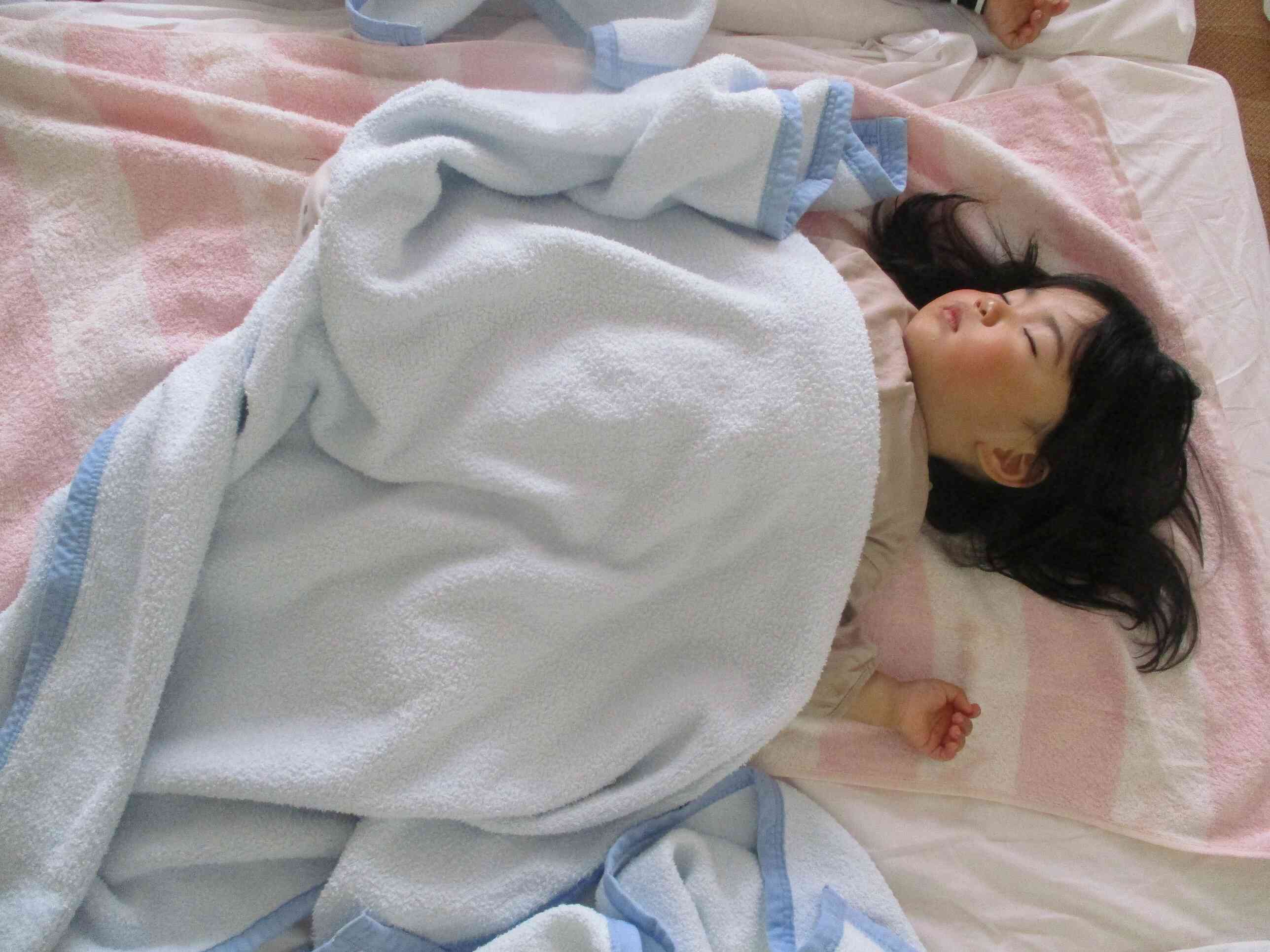 たくさん遊んでたくさん寝ています♪
