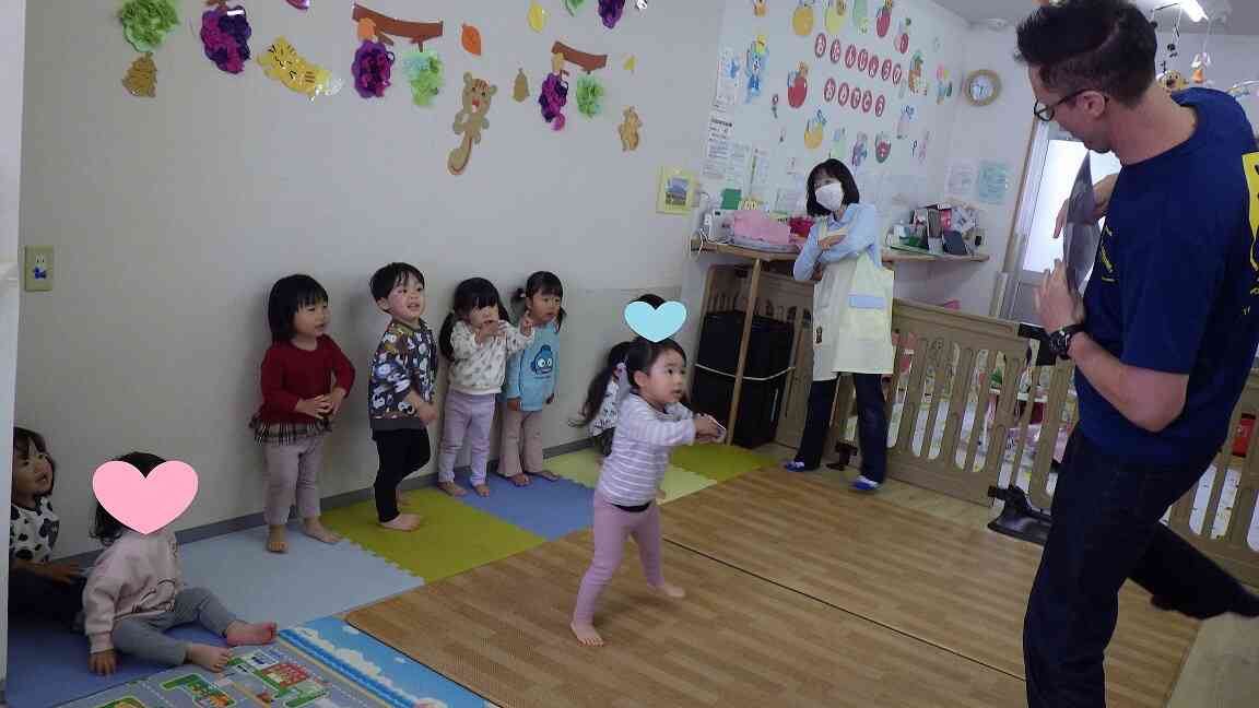 英語の歌をききながら、体をゆらゆら動かし中♪