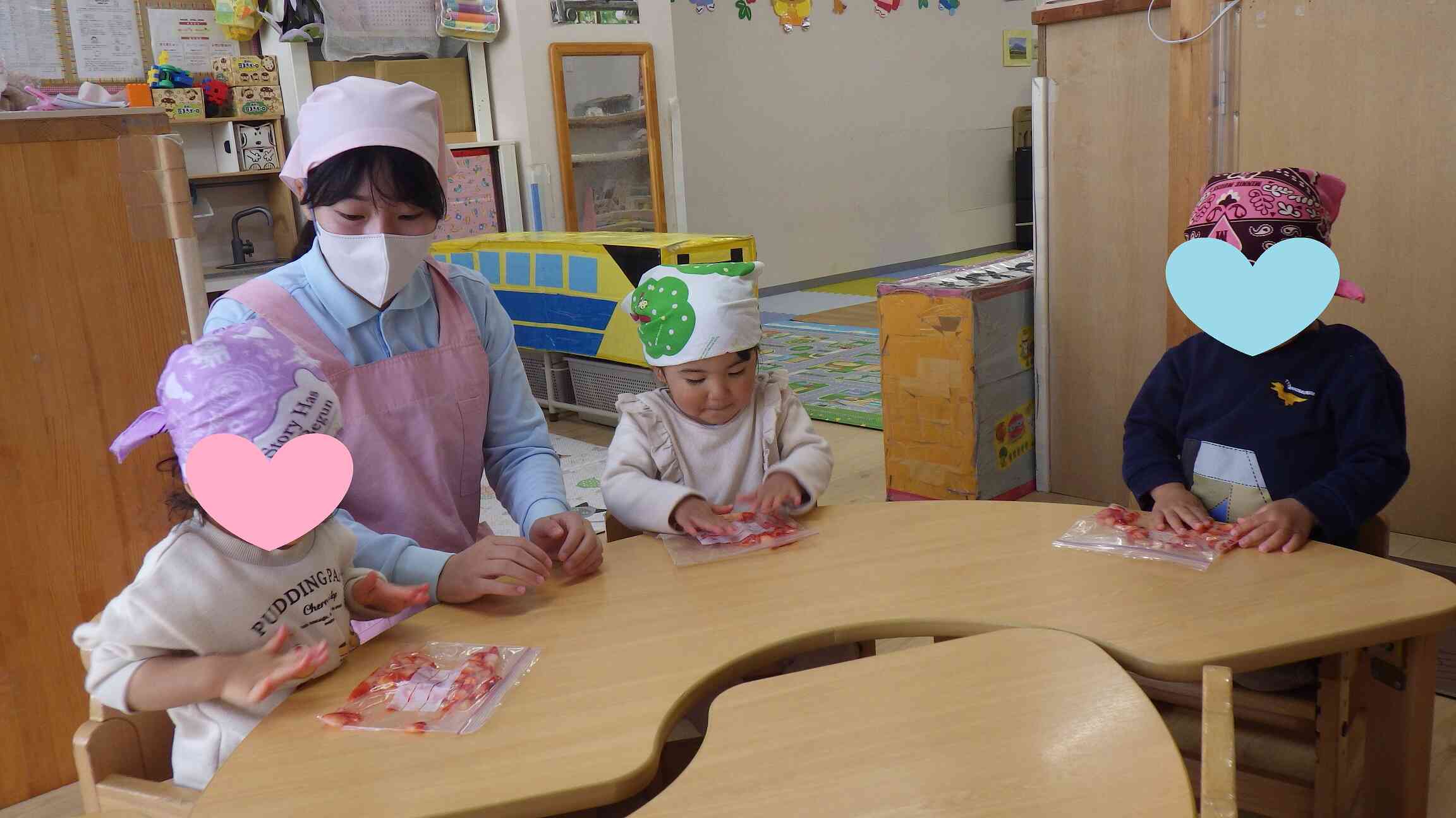 みかん組さん（１歳児）も一生懸命つぶしてくれました♪