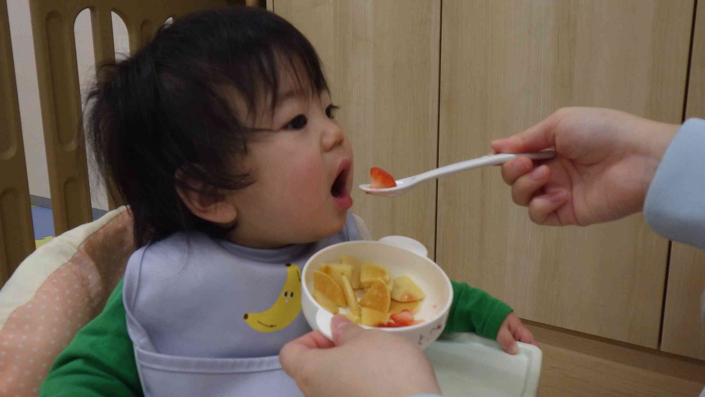 いちご組さん（０歳児）もみんなが作ってくれたジャムをパクリ！！♪