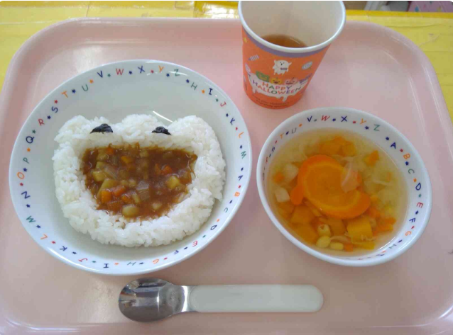 たくさん遊んだ後は、給食♪