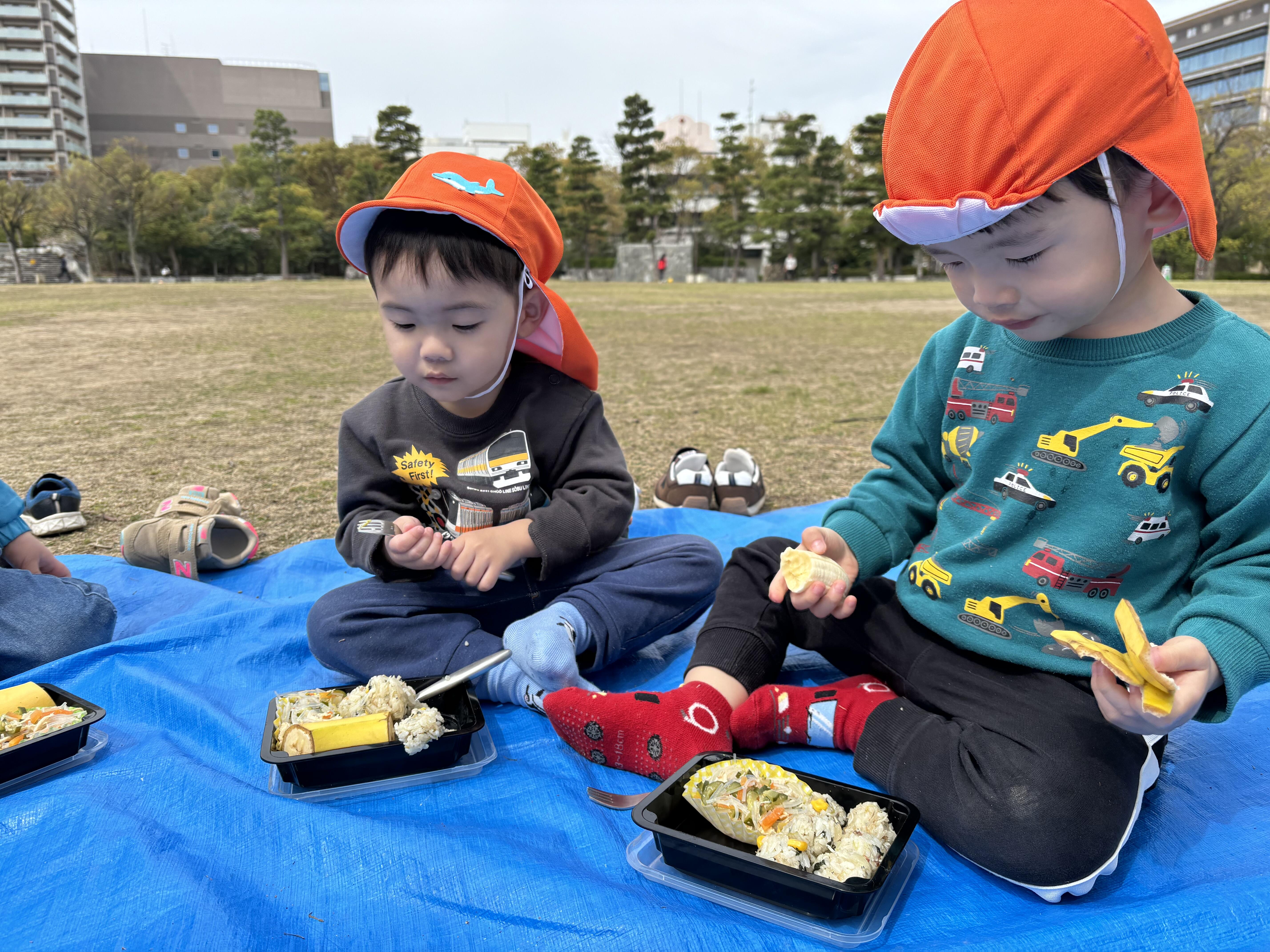 公園でお友達と一緒に・・・