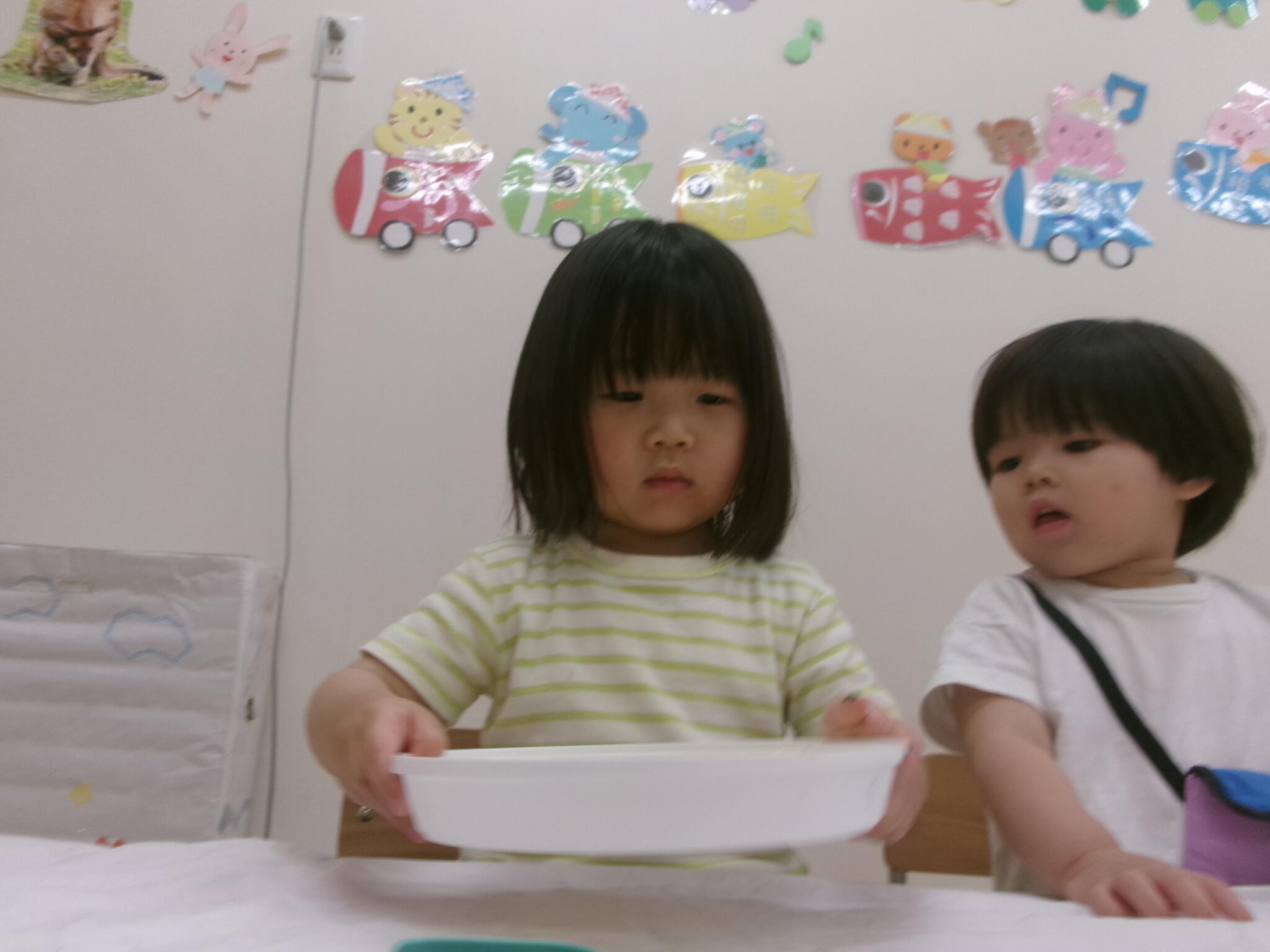お友だちのビー玉の動きにも興味津々。「線が広がっていくね」