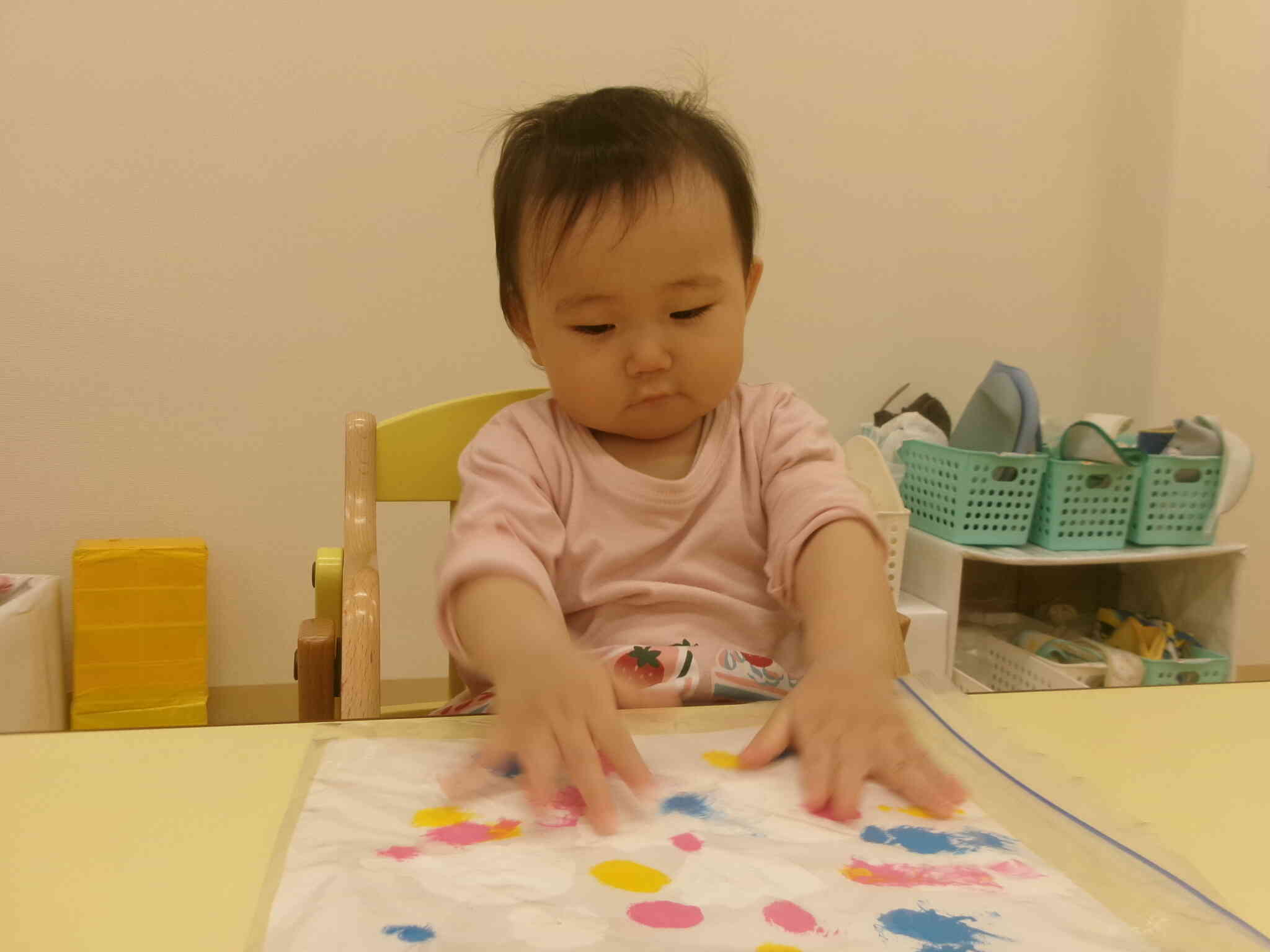 フィンガーペインティングでおばけを作ったよ！