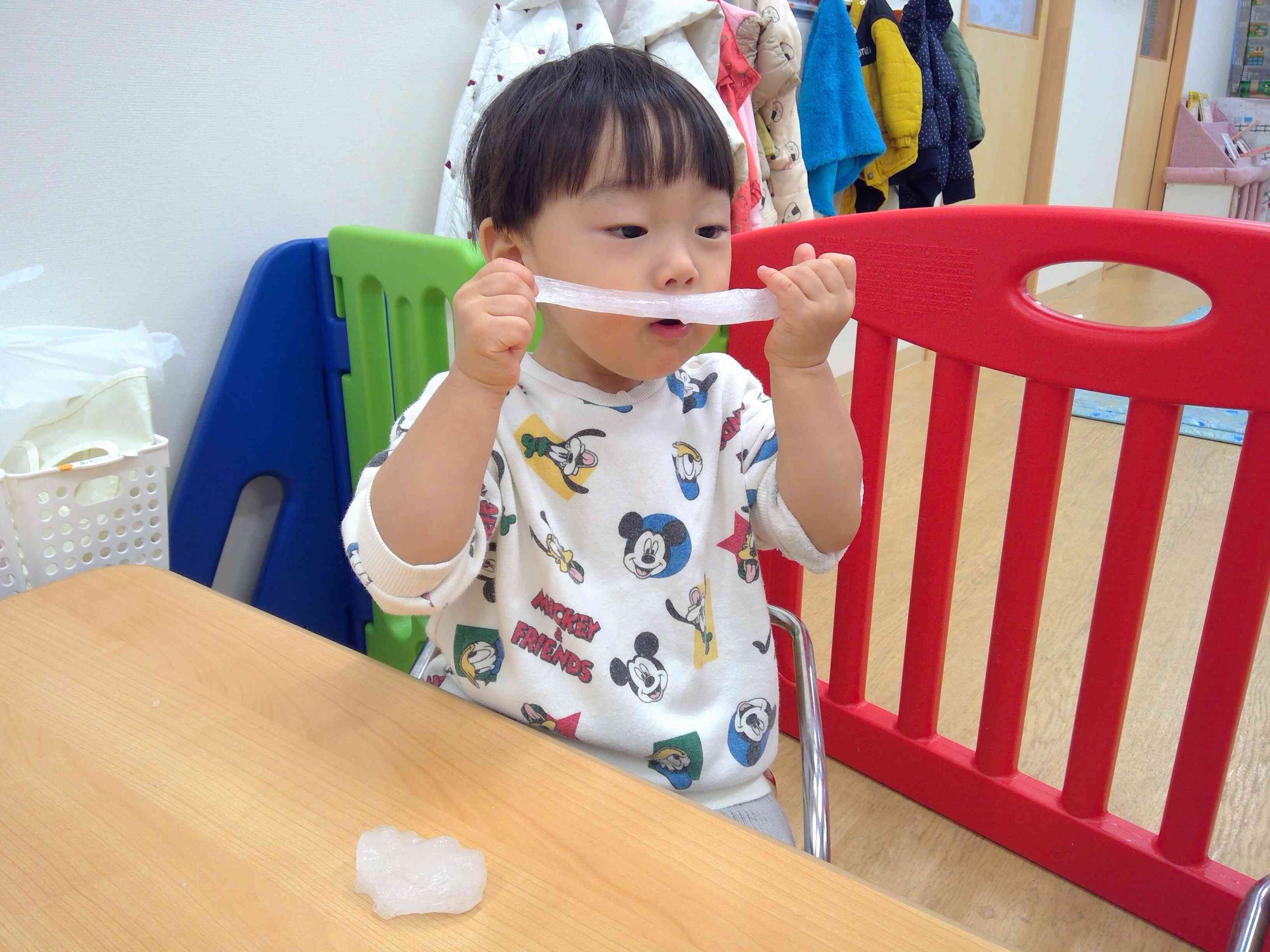 スライム遊びをしたよ！（1歳児あひる組・2歳児うさぎ組）｜ニチイ