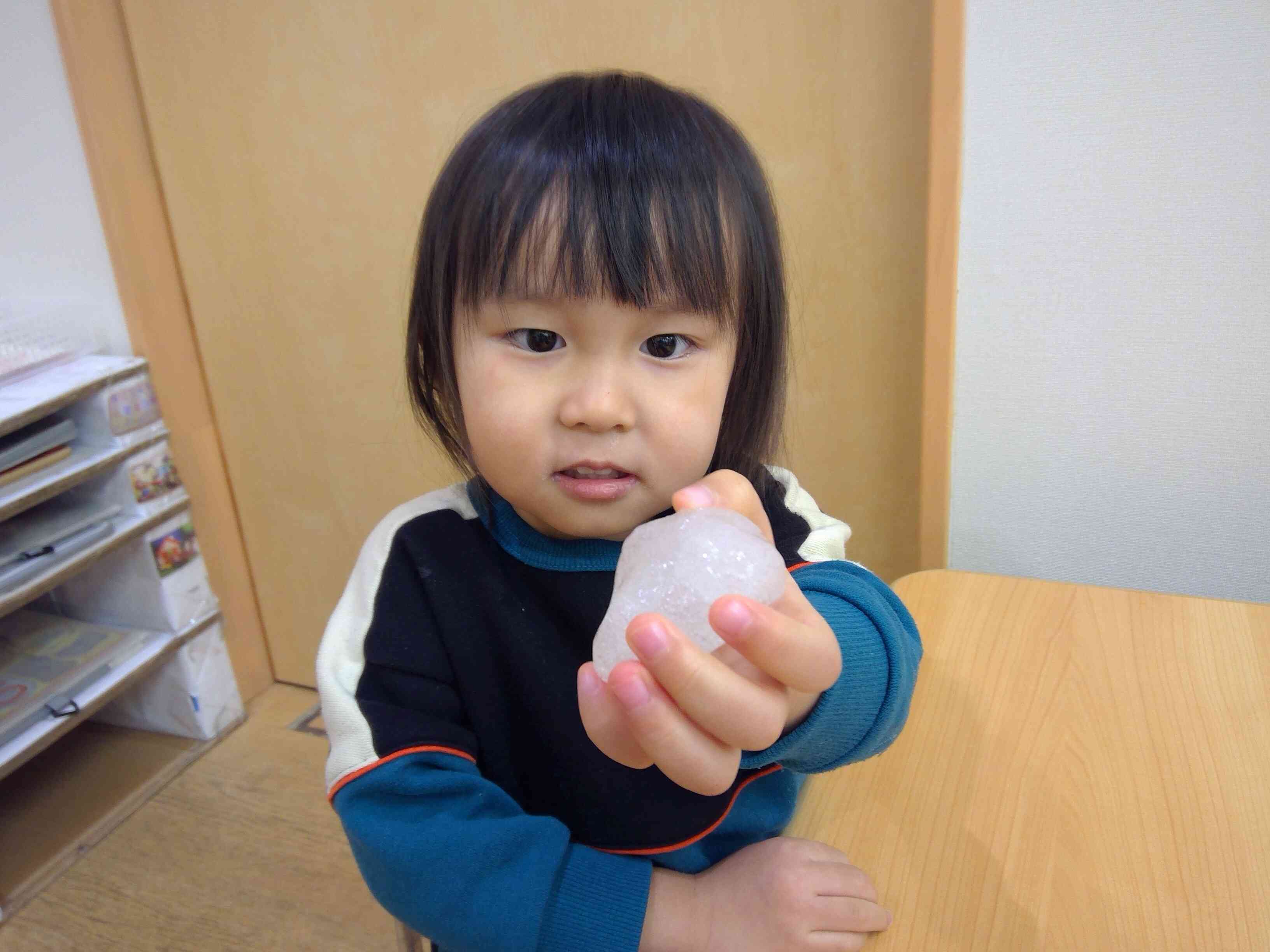 スライム遊びをしたよ！（1歳児あひる組・2歳児うさぎ組）｜ニチイ