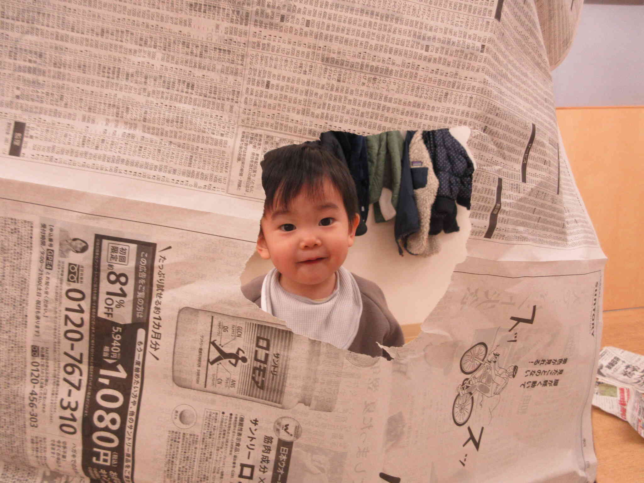新聞紙の穴からいないいないばあっ！