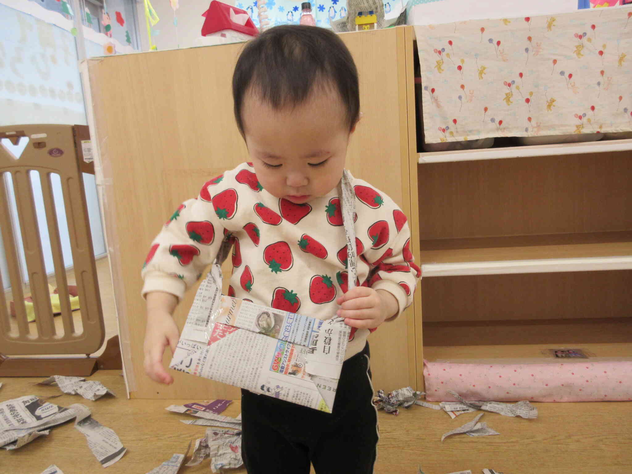 「新聞紙のカバンを持って、どこにお買い物へ行くのかな？」