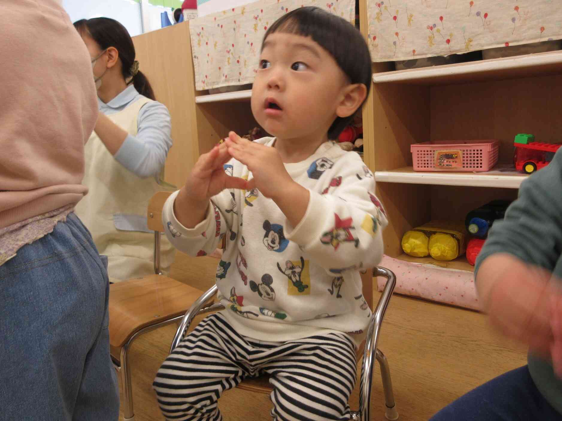 形の出てくるお歌で、先生の真似っこをしながら一生懸命三角を表現していました！
