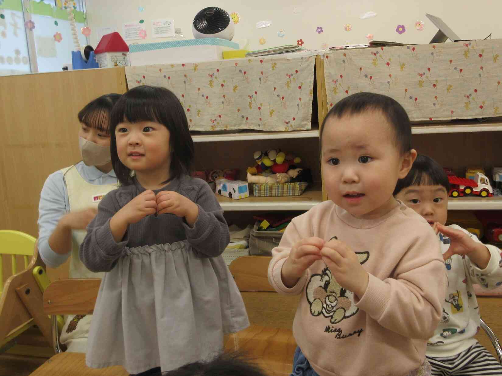 英語レッスンに参加したよ！(1歳児あひる組・2歳児うさぎ組)