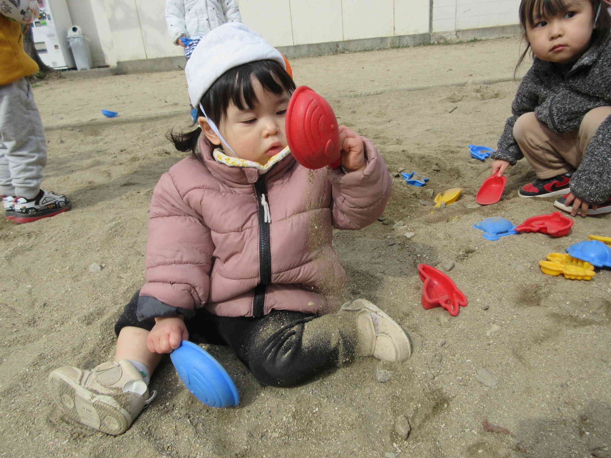 天気のいい日は公園にお散歩に行きます！お砂遊び大好き！！