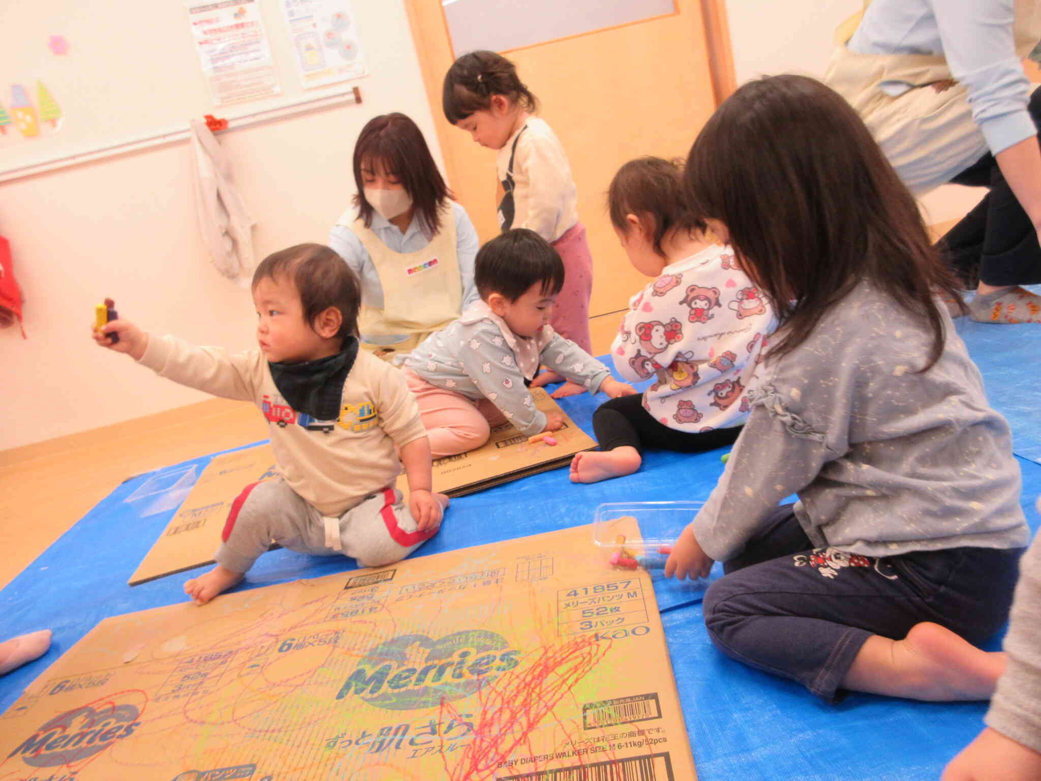 段ボールに描くのは初めて！おもいっきり好きなところに絵を描くよ。