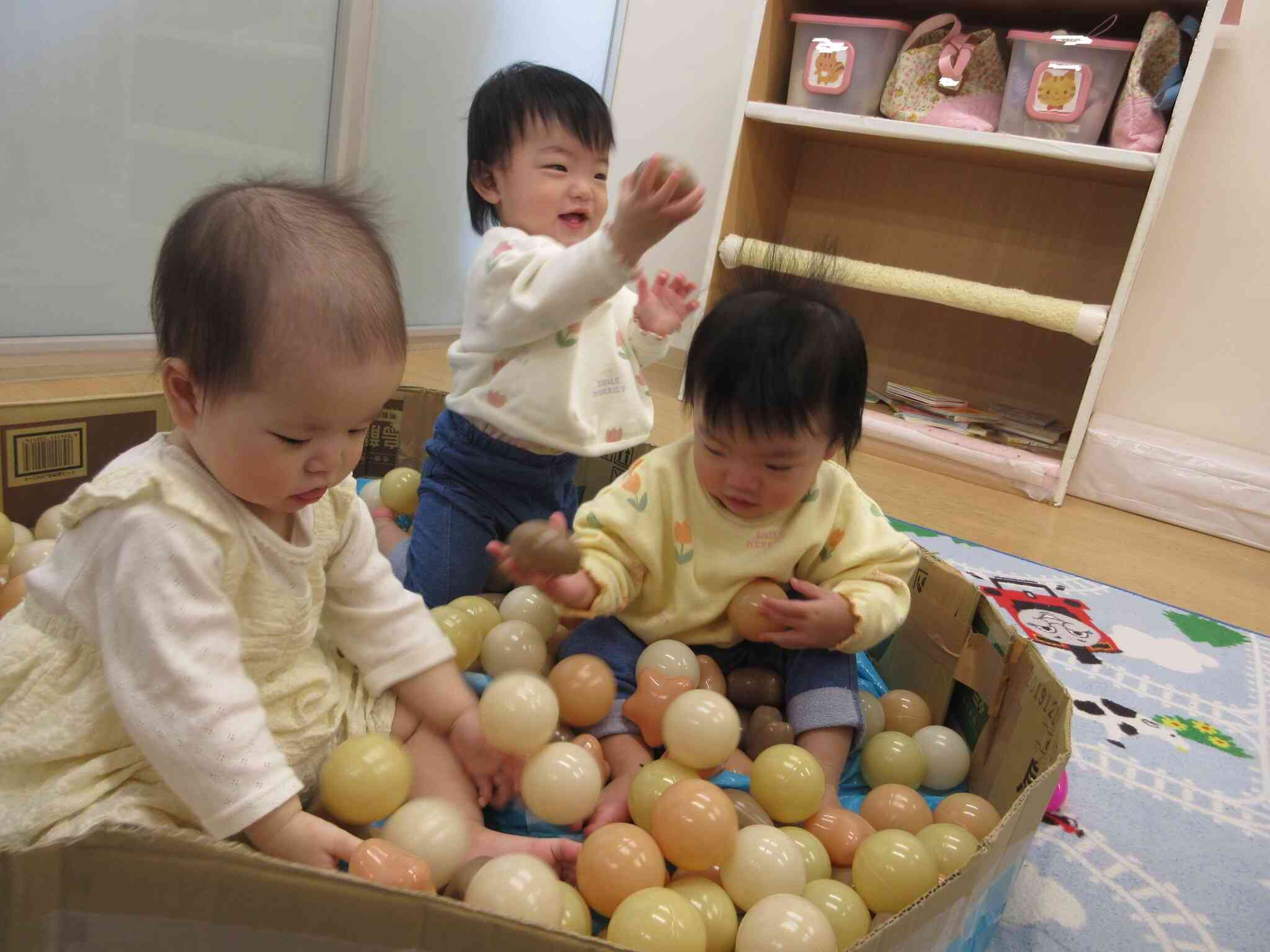 みんなで遊ぶの楽しいね。また、段ボールを使って遊ぼうね。