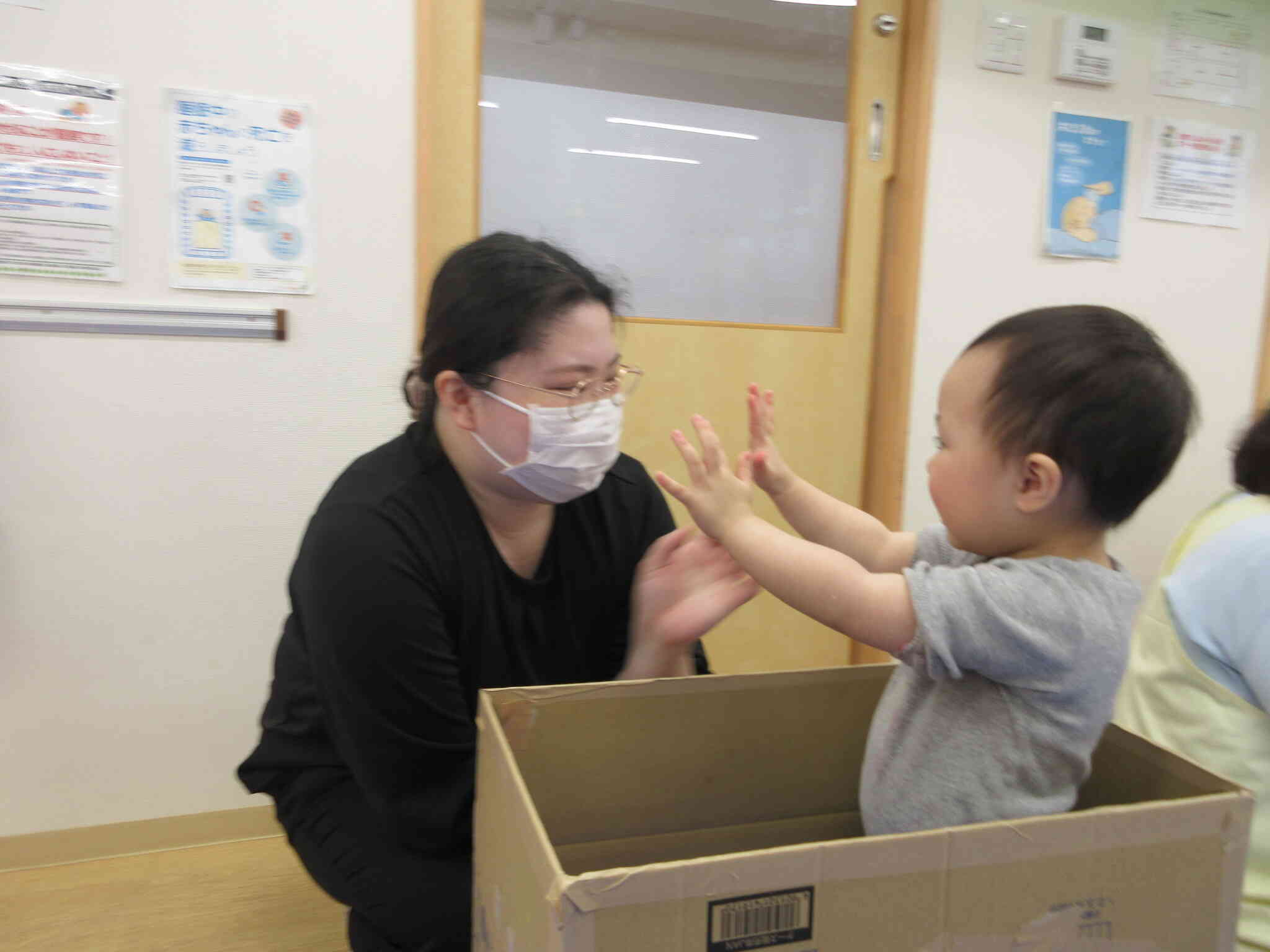 お母さんにタッチ♡うれしいね