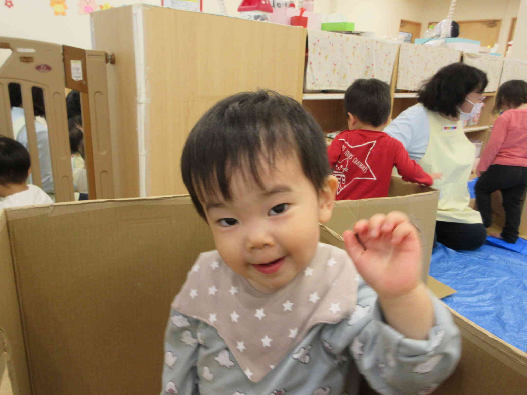 段ボールの箱がおうちになったよ