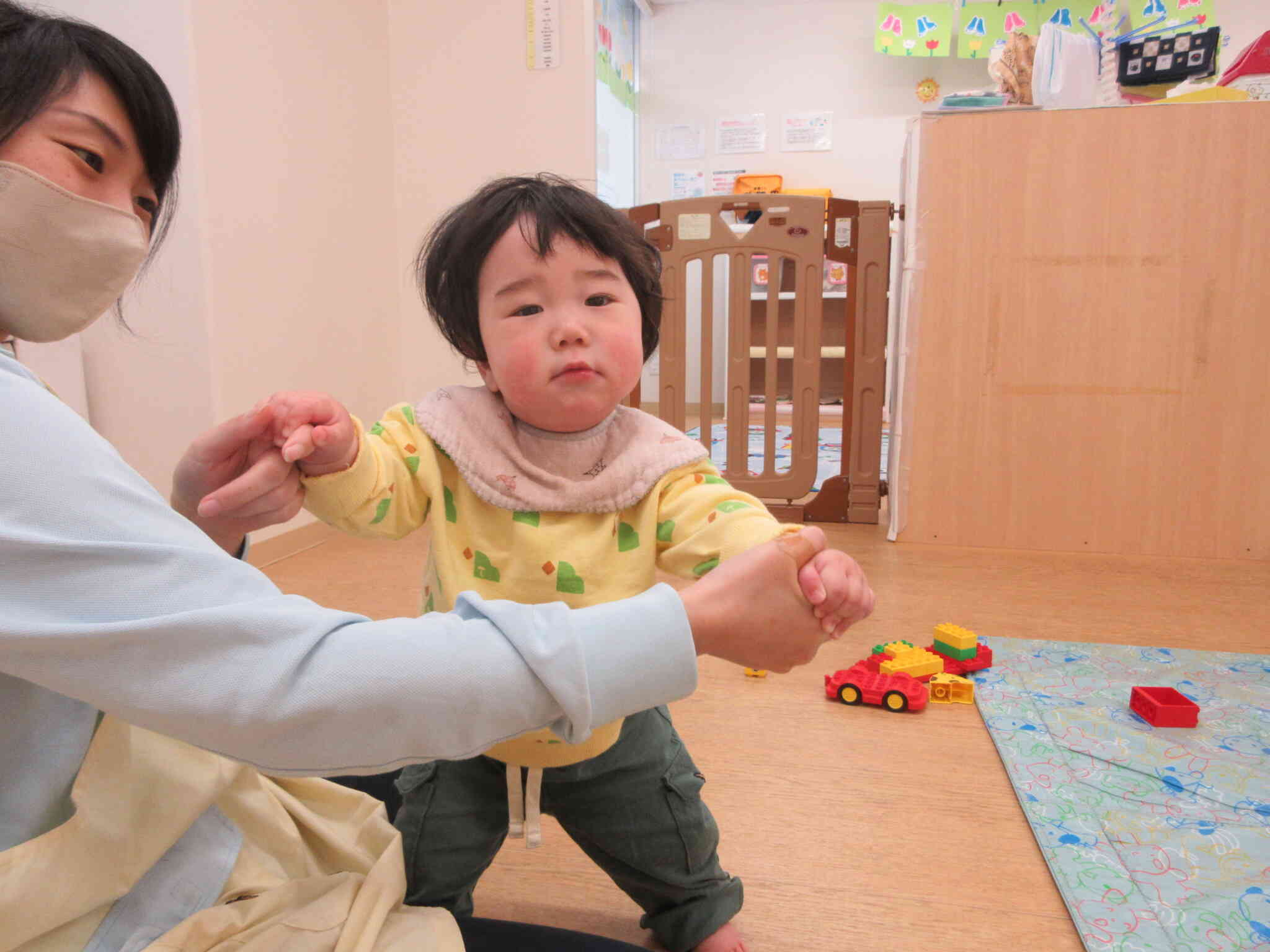 掴まり立ちが上手になってきて、いろいろなところで挑戦中☆