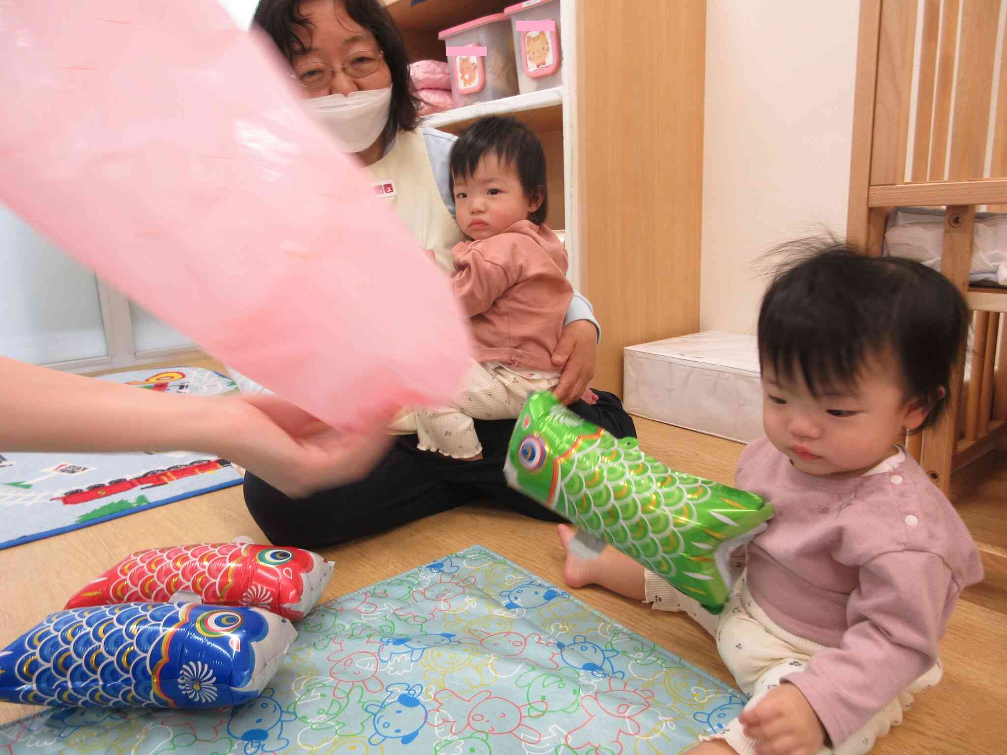 こいのぼり風船に夢中です!(ひよこ組)