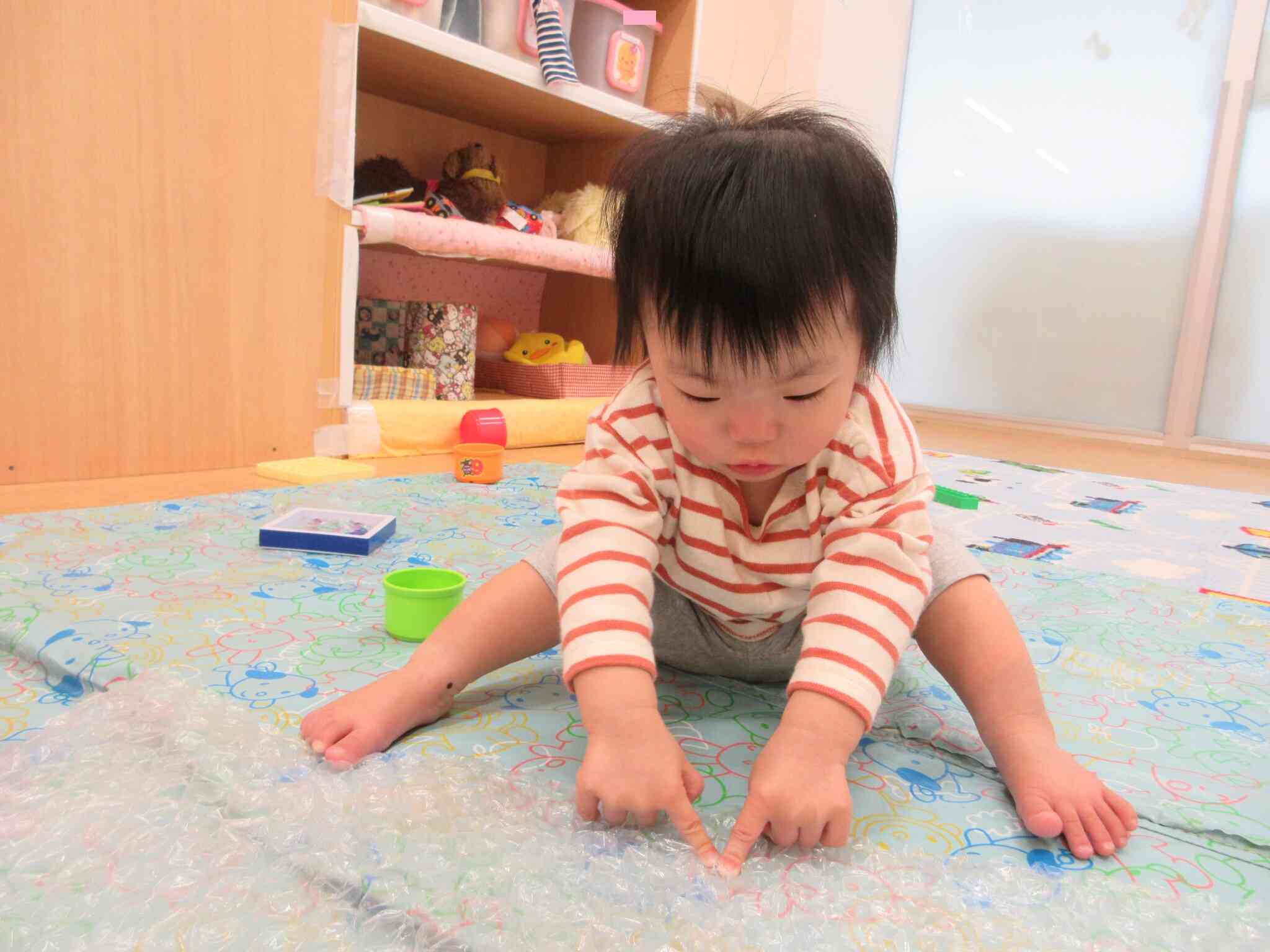 人差し指でぎゅー！！プチプチ楽しいね♡