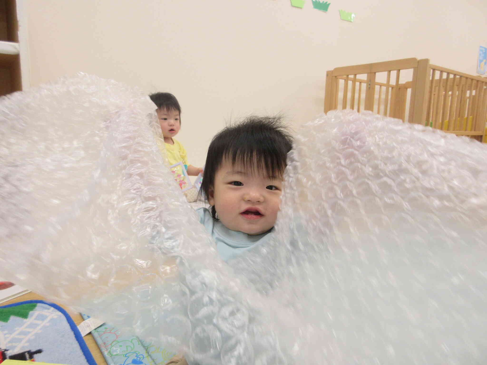 緩衝材のプチプチに興味津々！！
