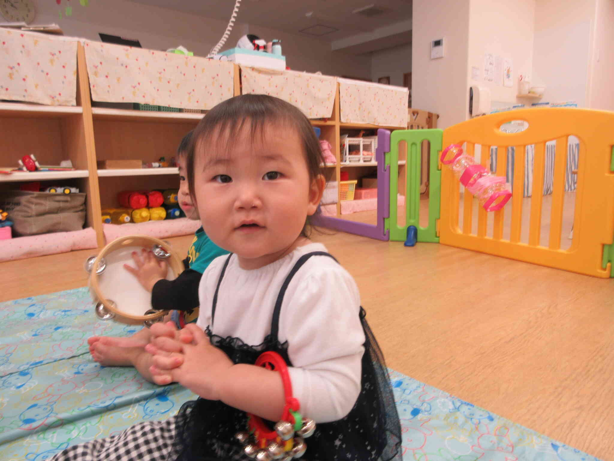 お歌に合わせて手拍子で楽しんでいるお友だち♪