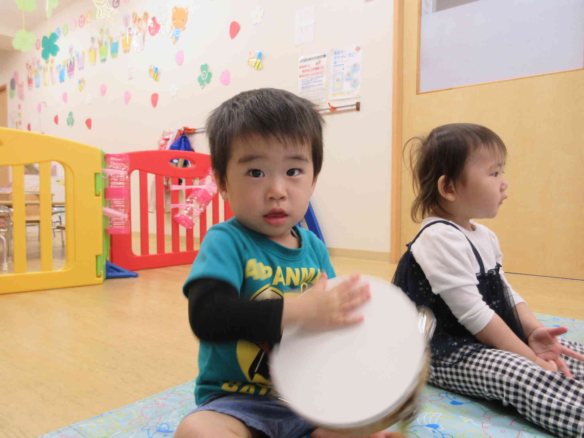 タンバリン、トントン！綺麗な音だね！