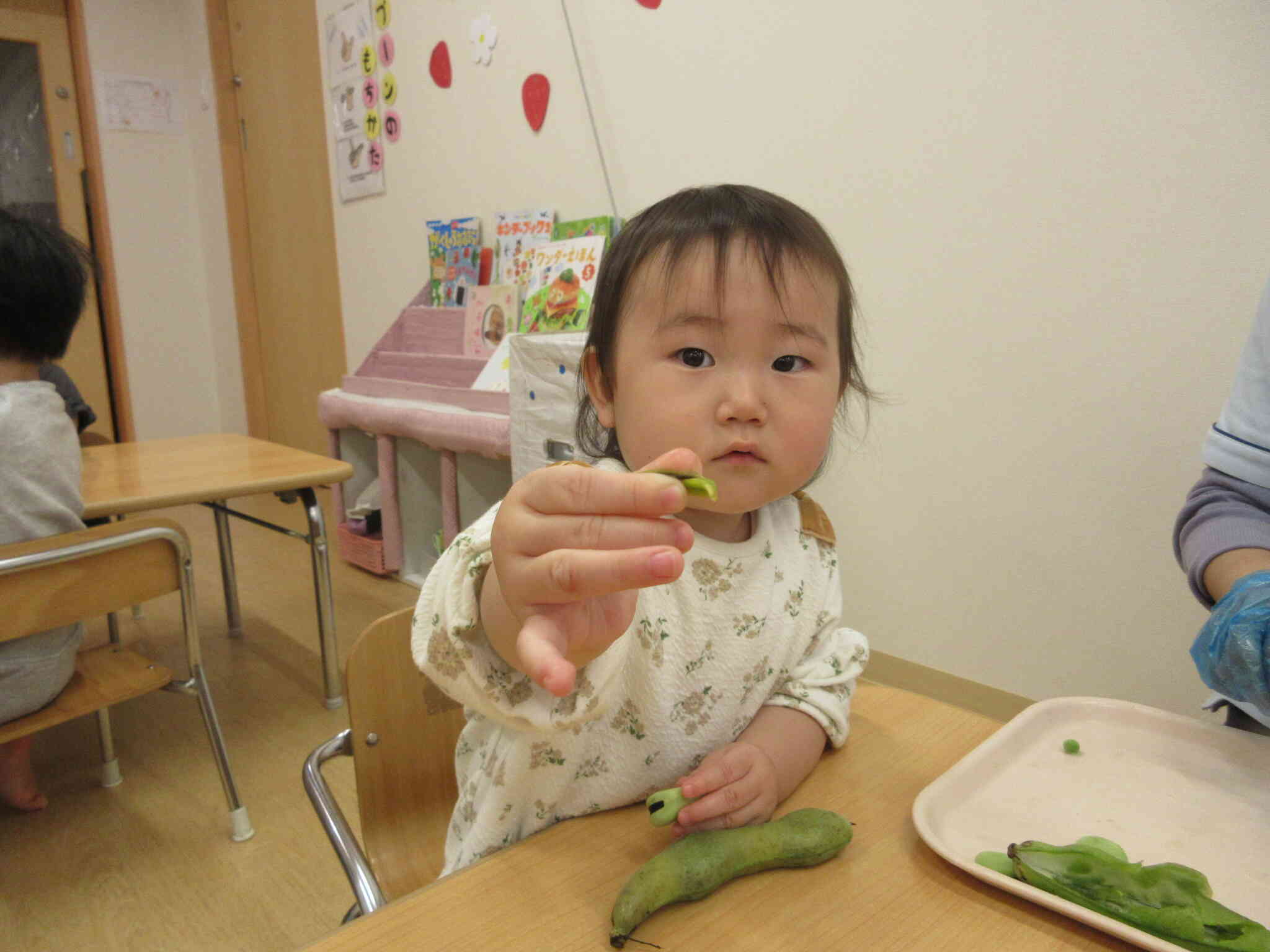 そらまめとスナップエンドウに触れたよ（食育活動）