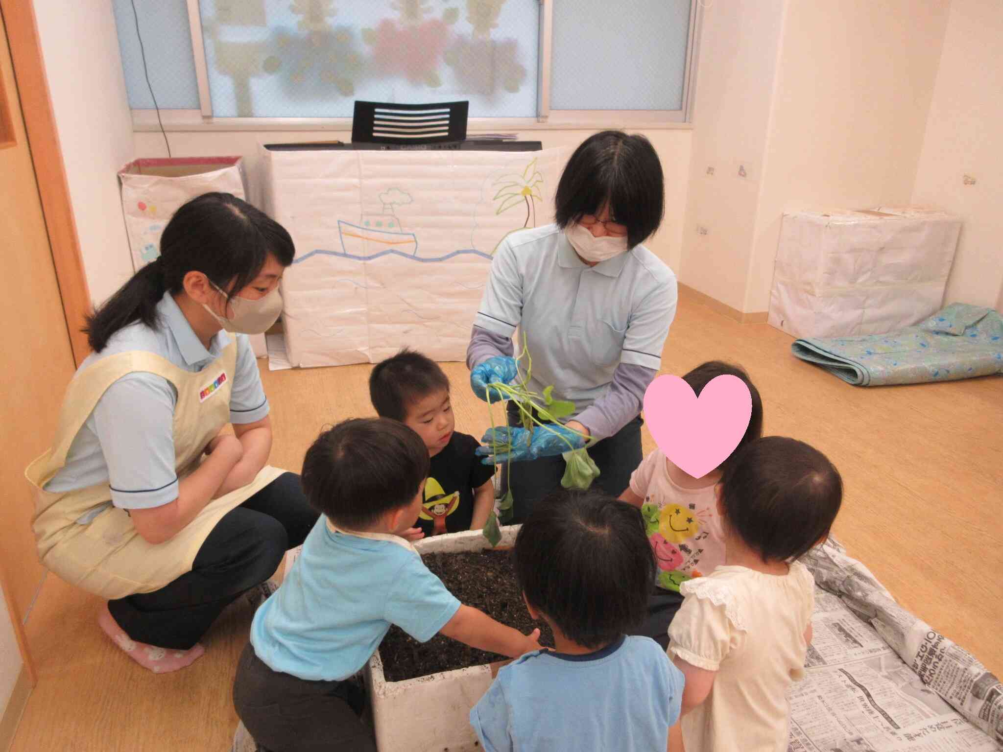 苗の植え方の説明を一生懸命聞いてくれています！