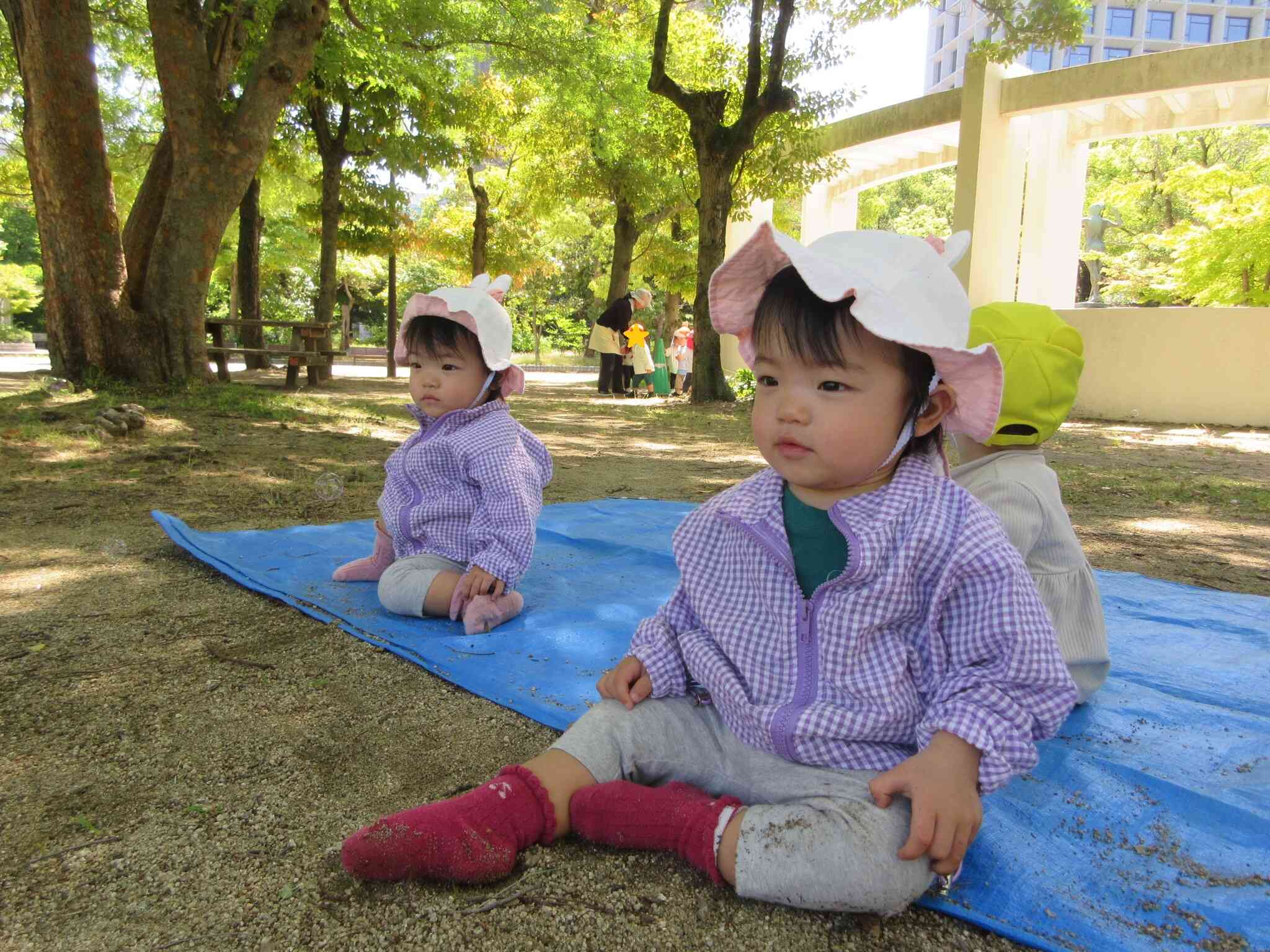 シャボン玉に興味津々!!