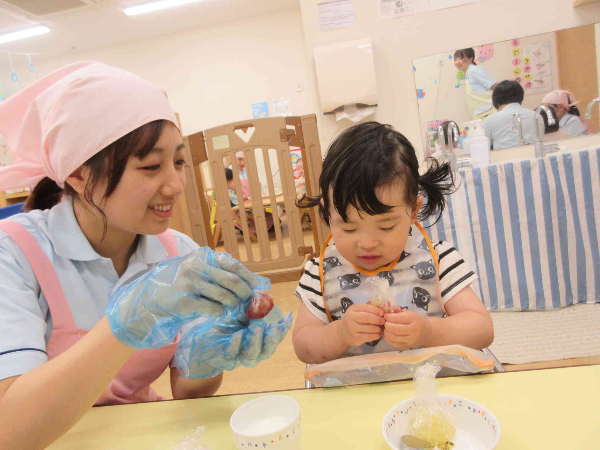 あひる組さんは、ラップで紫陽花まんじゅうを作ったよ。