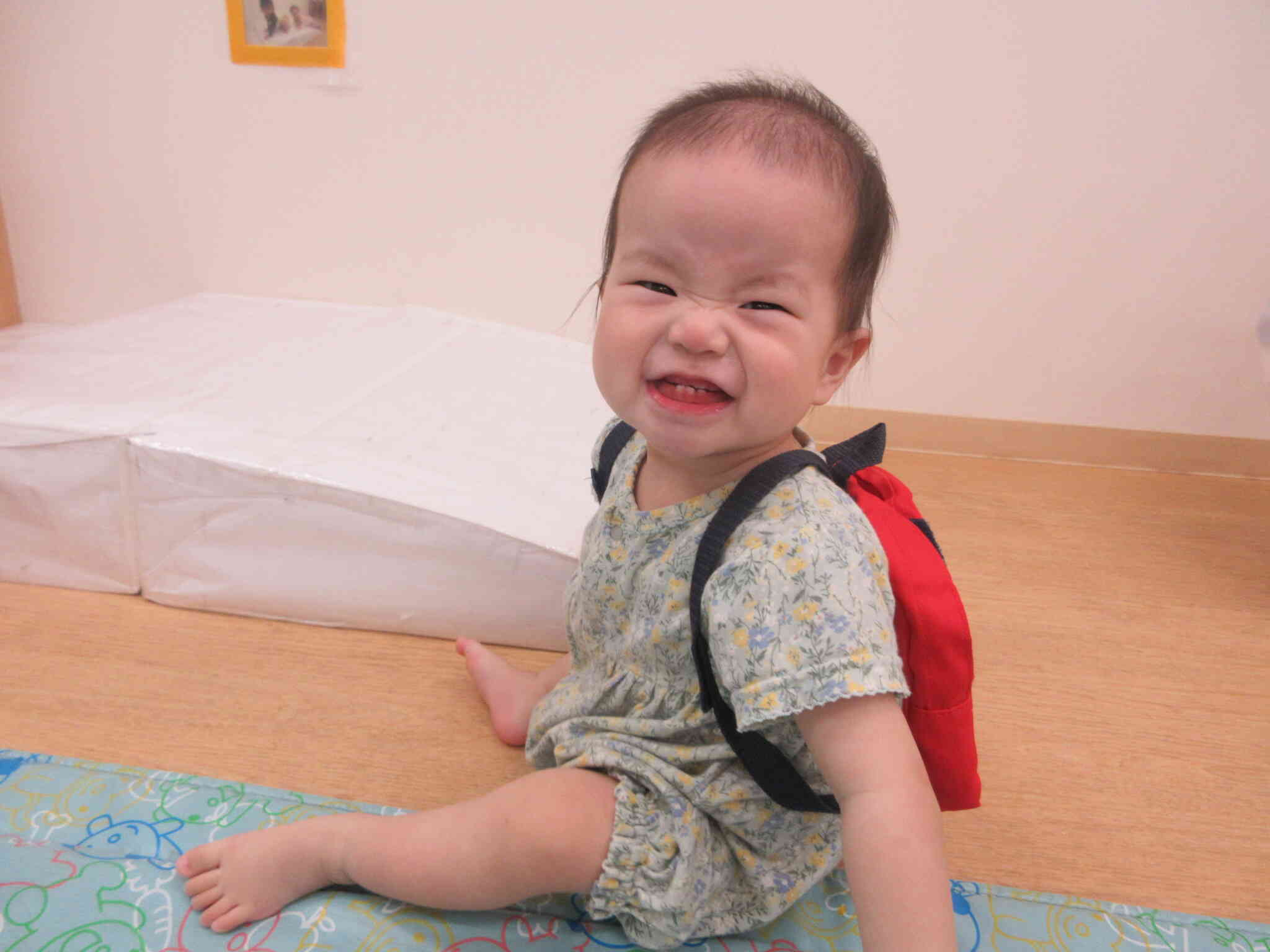 リュックを背負ってお部屋を探索中♡