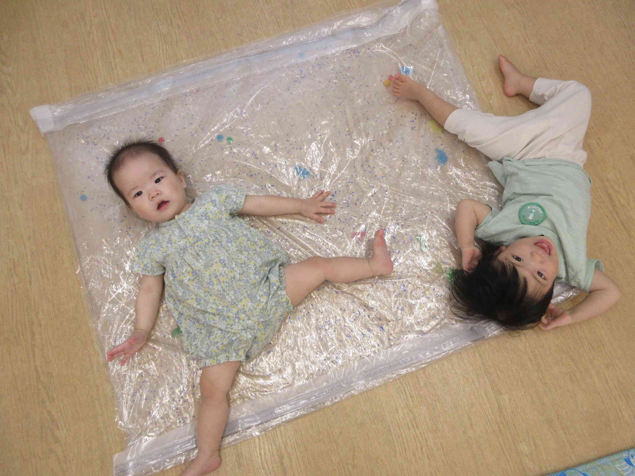 水マットで遊んだよ♪(0歳児　ひよこ組)