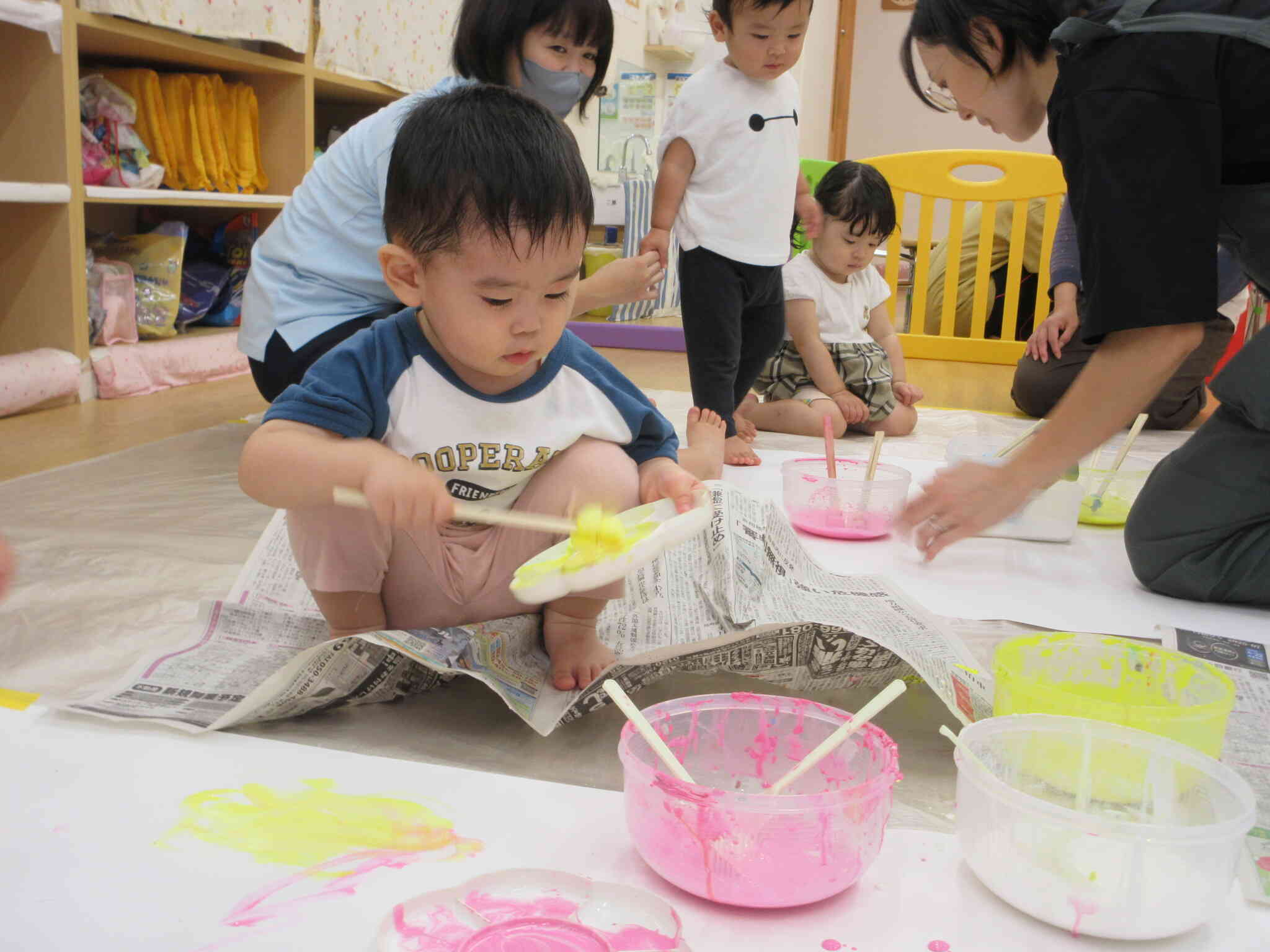 自分のパレット、うれしいね。上手に持って、かわいい画伯のようですね。