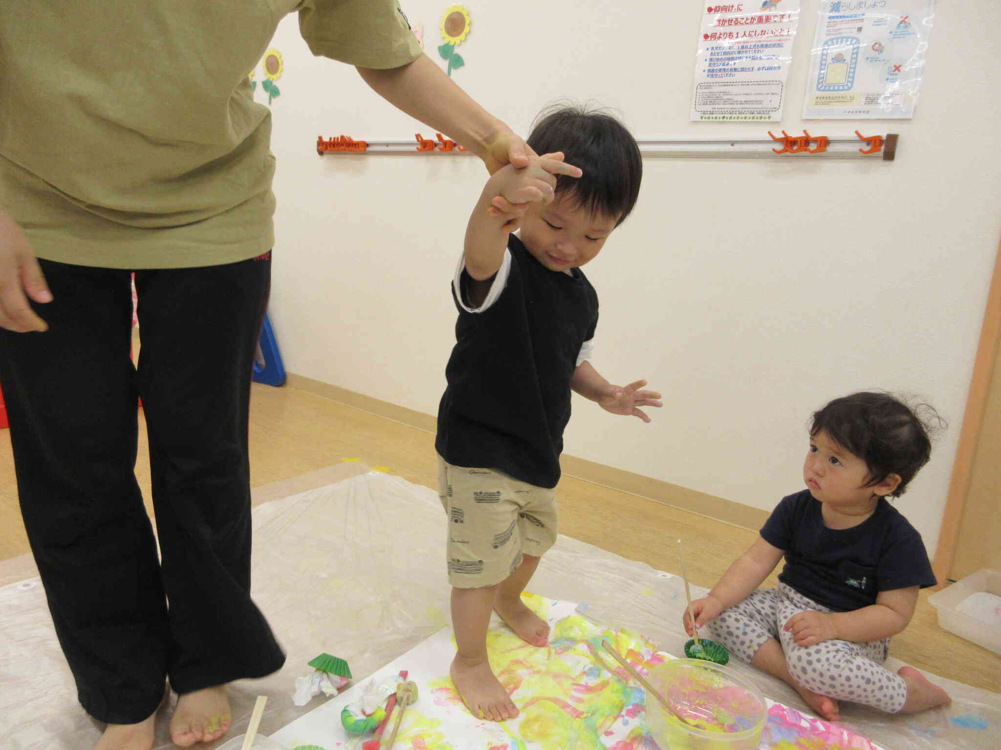 大きな紙を踏んでみたよ・・・絵の具が塗り広がっていくね！