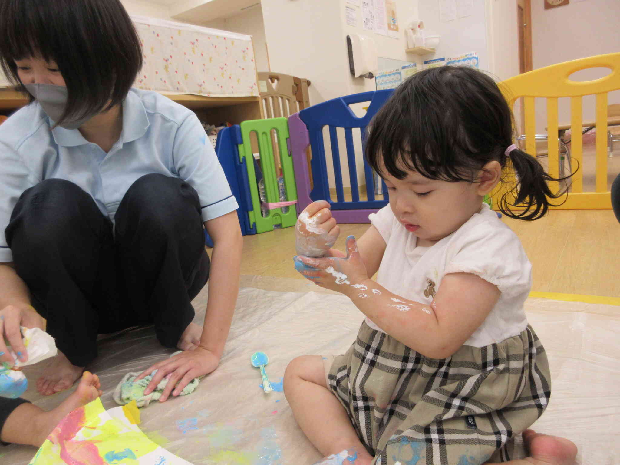 「青と白と・・・次は何色をさわっちゃおうかな・・・」