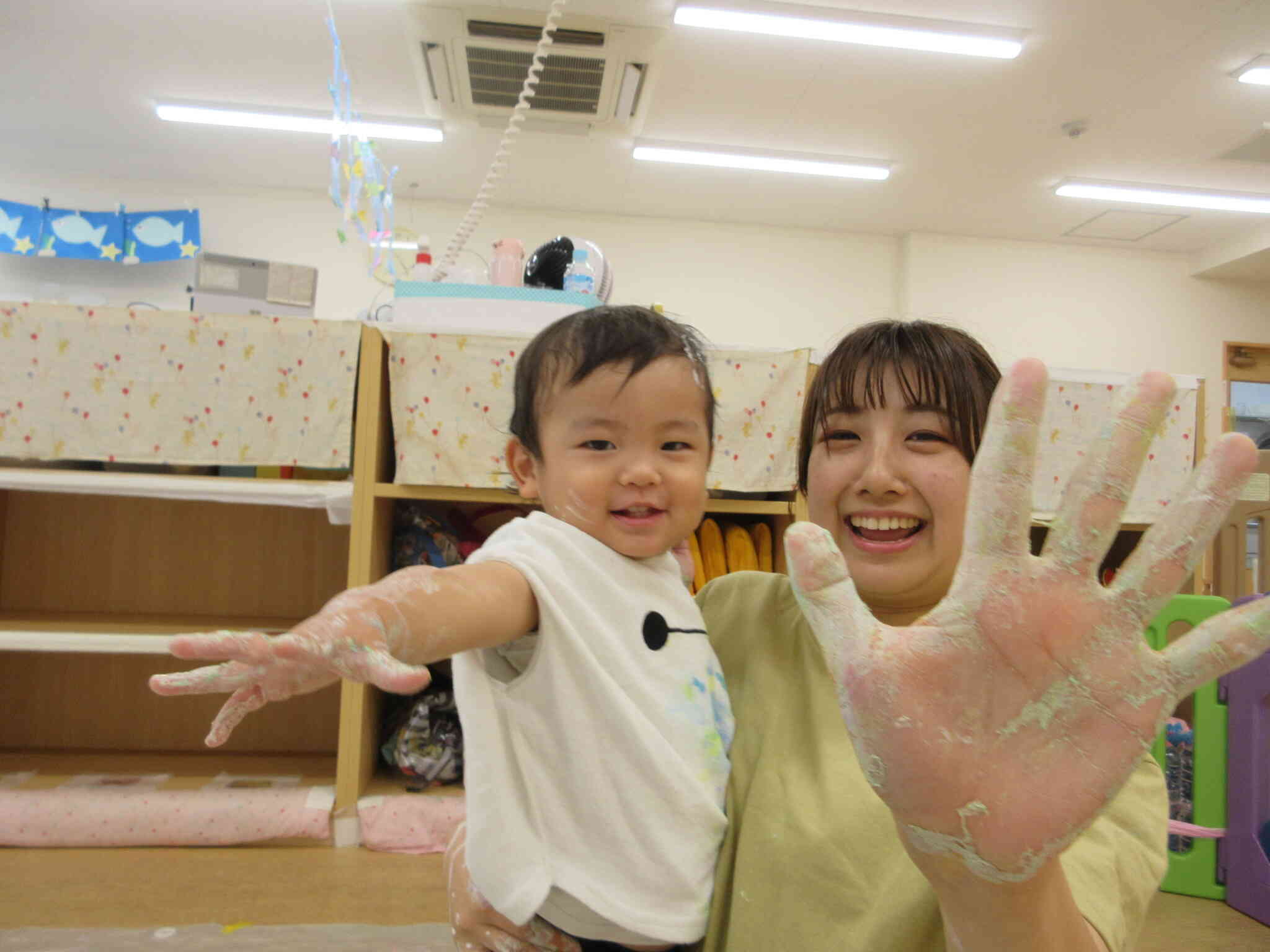 手も足も絵の具まみれ♪