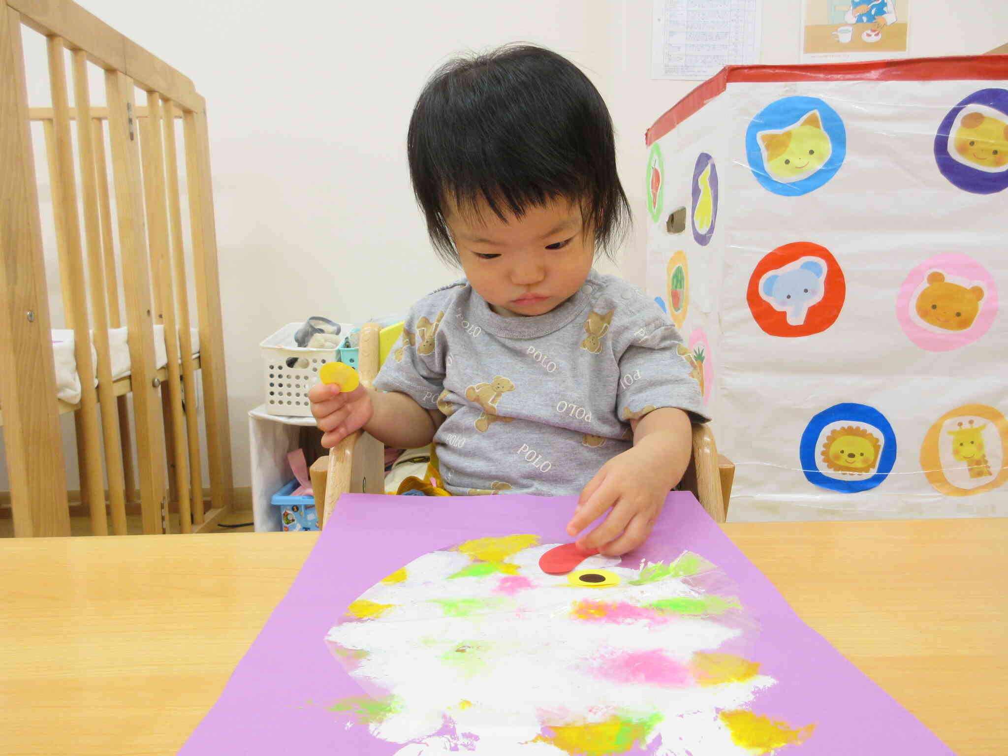 「どこに貼ろうかな？」と真剣な表情で目と口を貼っているお友だち♪