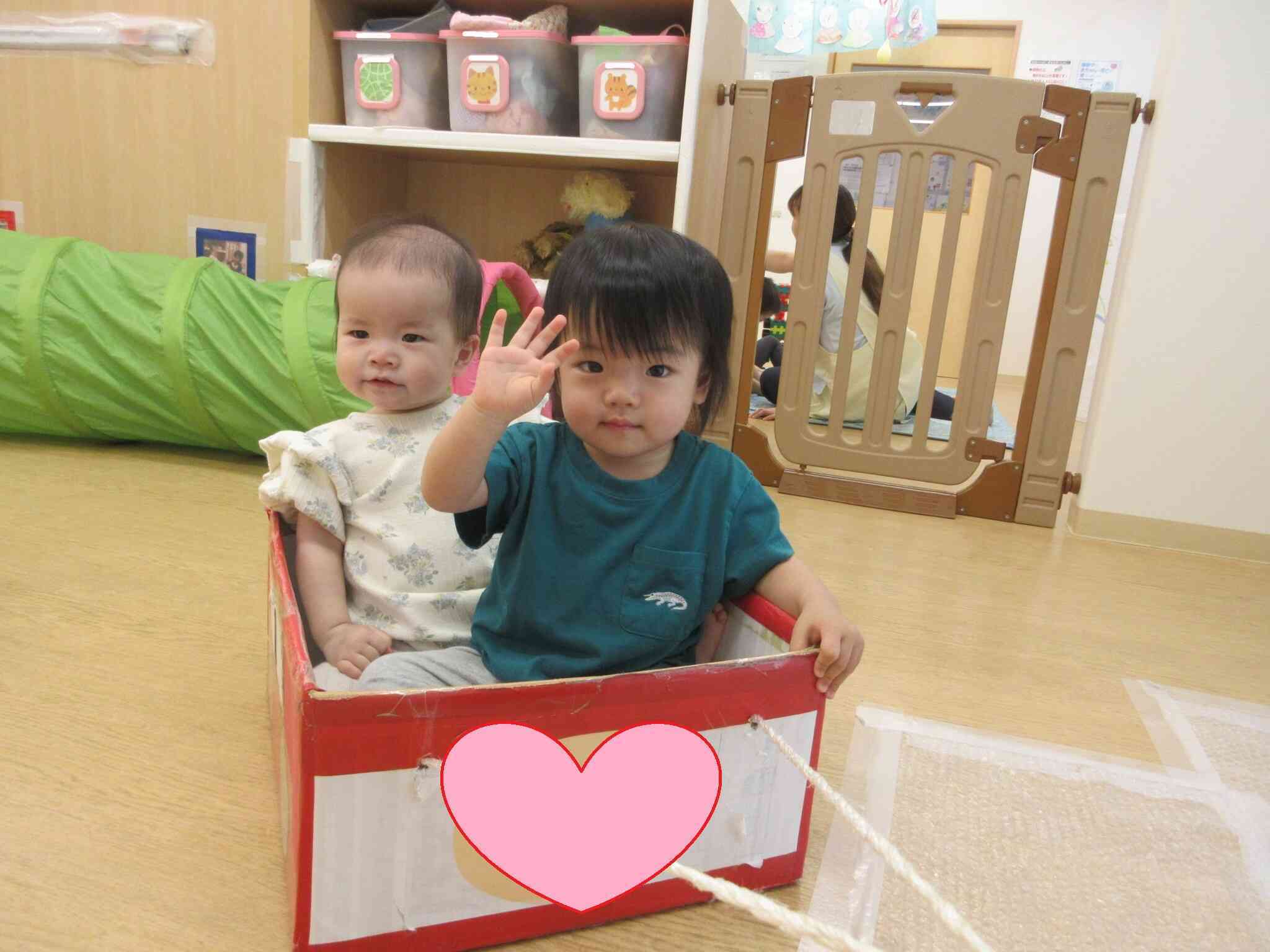 室内遊びの様子(0歳児　ひよこ組)